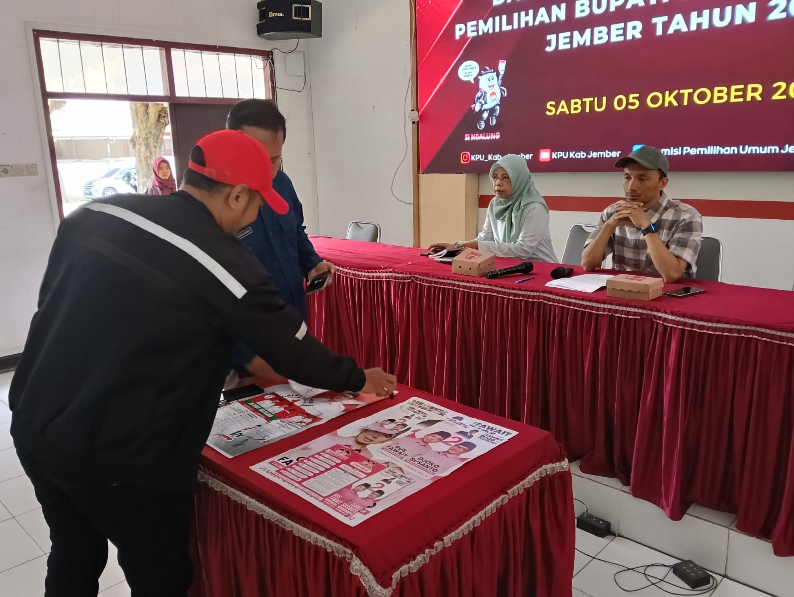 di-pilkada-2024-kpu-fasilitasi-500000-bk-dan-apk-masing-masing-calon