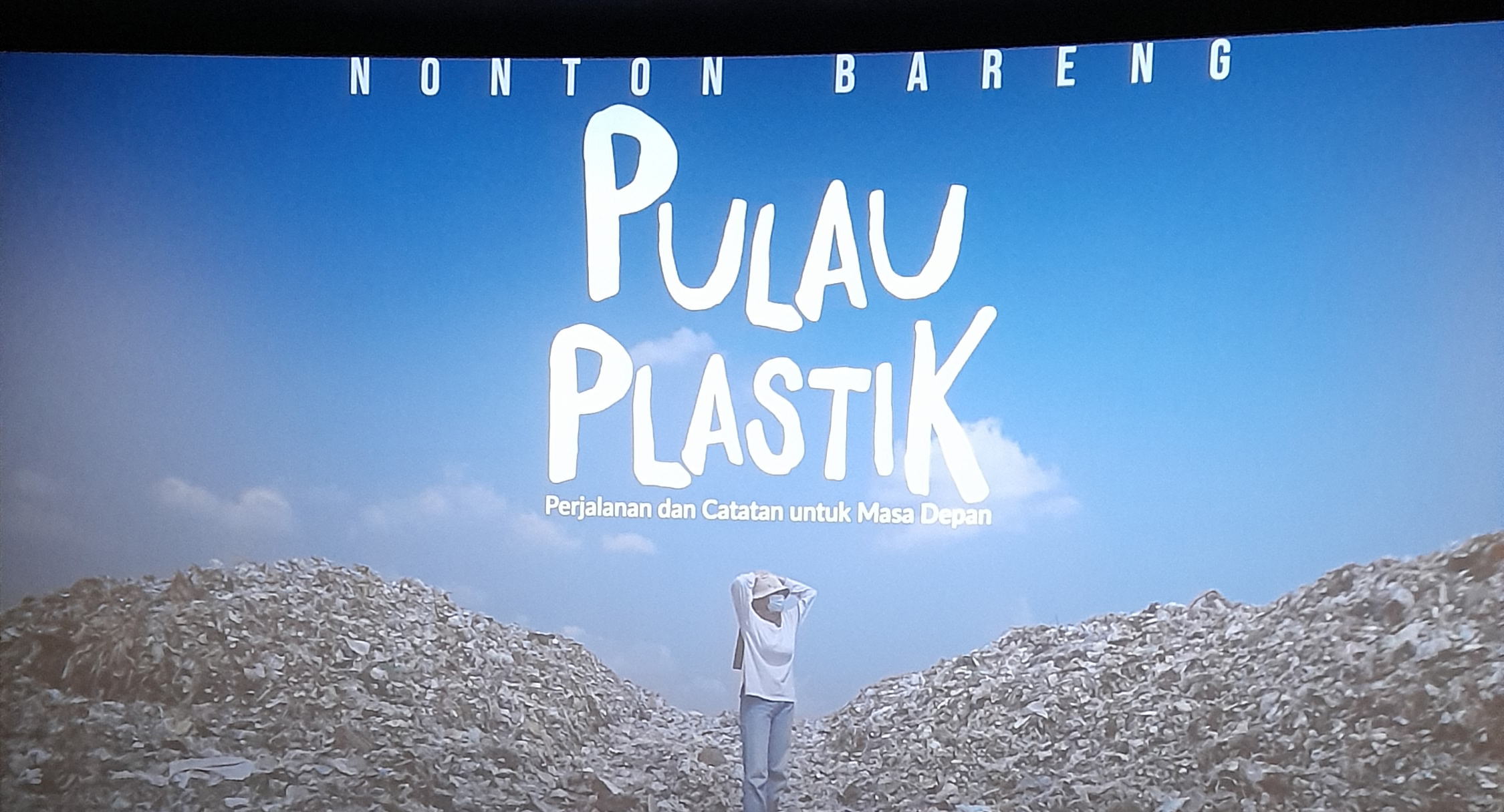 KAMPANYE DIET PLASTIK, PEGIAT LINGKUNGAN HIDUP DI JEMBER GELAR PEMUTARAN FILM DOKUMENTER “PULAU PLASTIK”