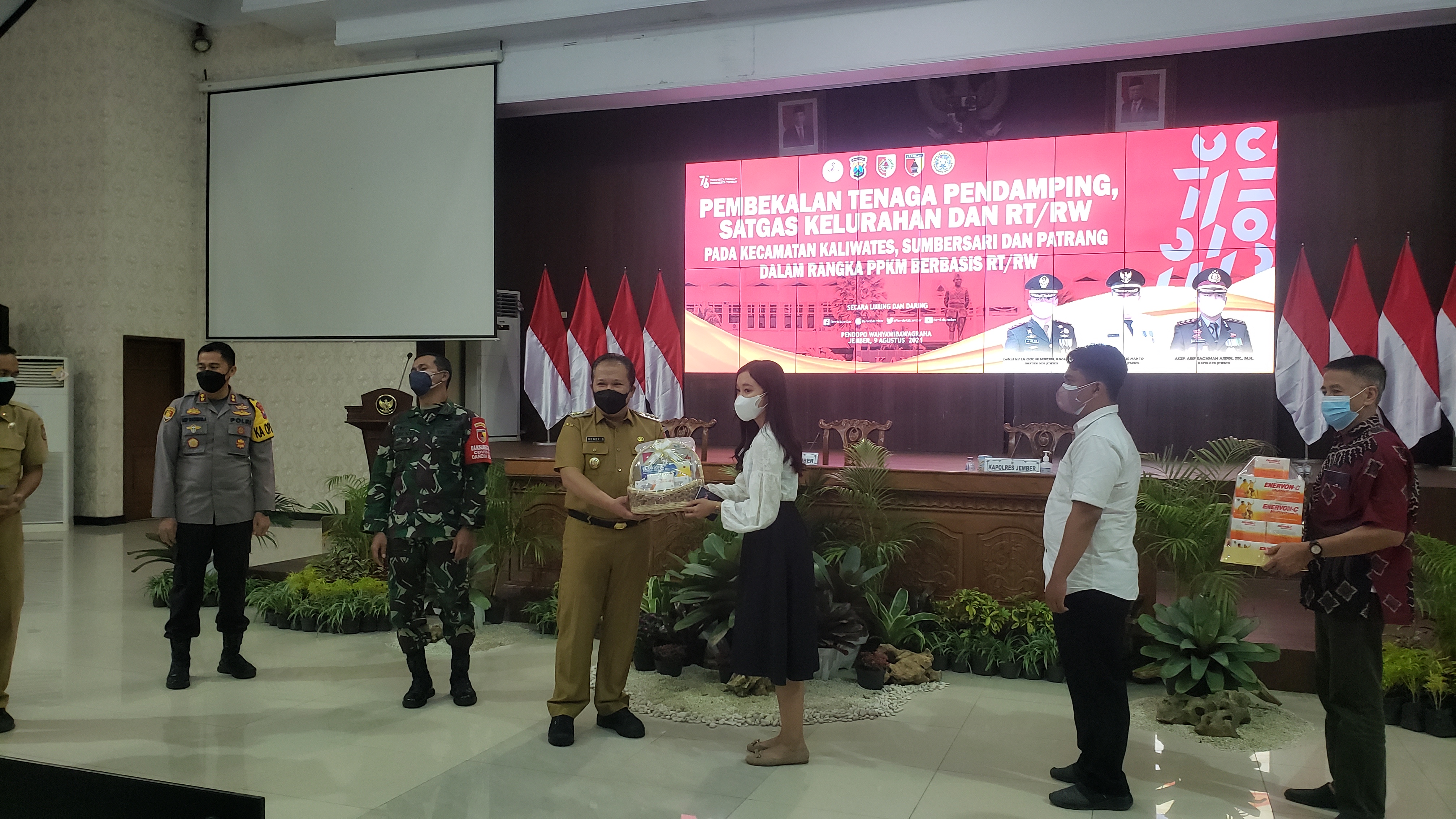 puluhan-mahasiswa-semester-akhir-jadi-relawan-pendamping-covid-19-di-jember