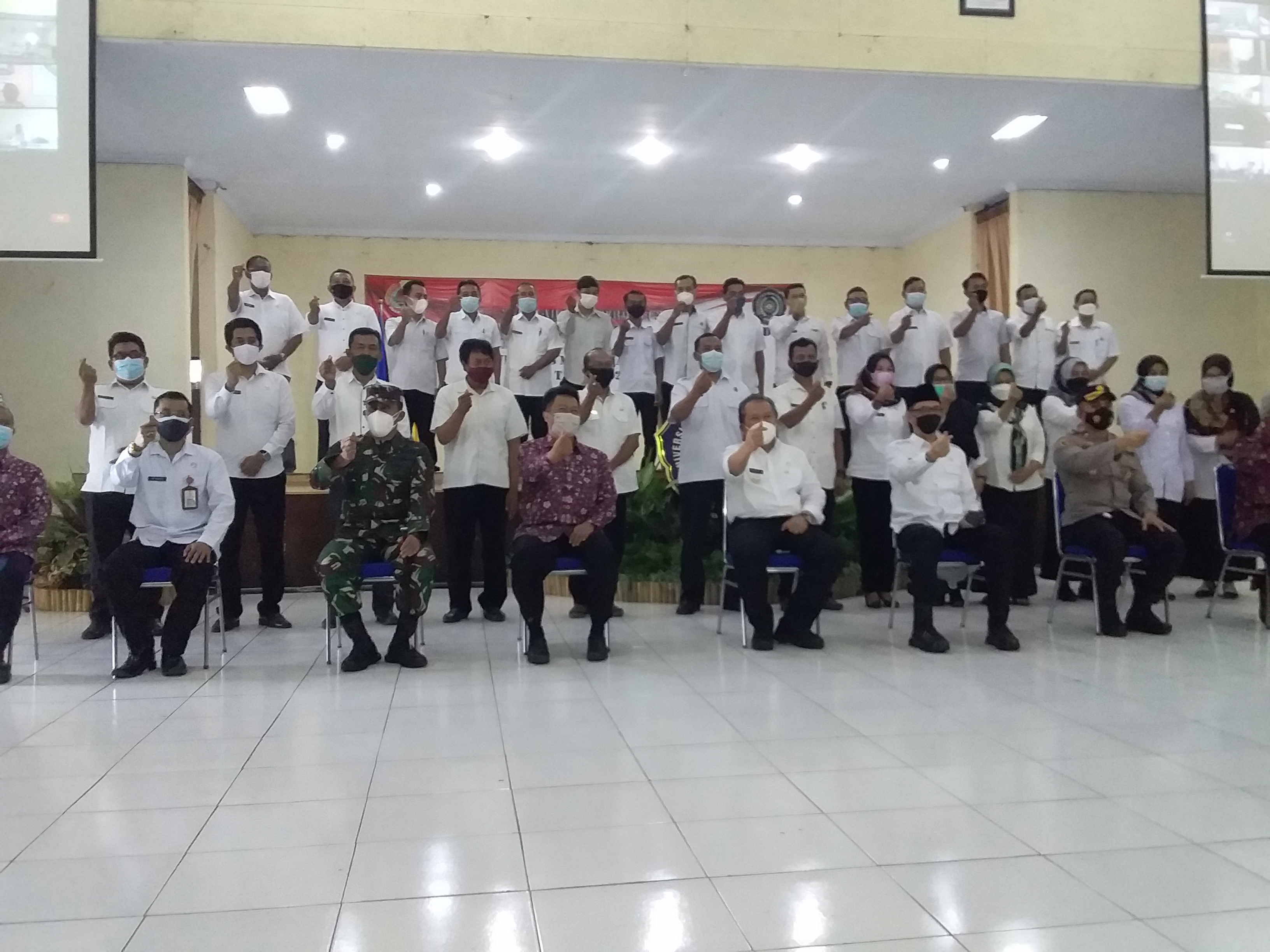 SEKOLAH DESA CERDAS DIRESMIKAN, BUPATI JEMBER HARAPKAN SEKDES DAPAT BANTU KELOLA KEUANGAN DESA