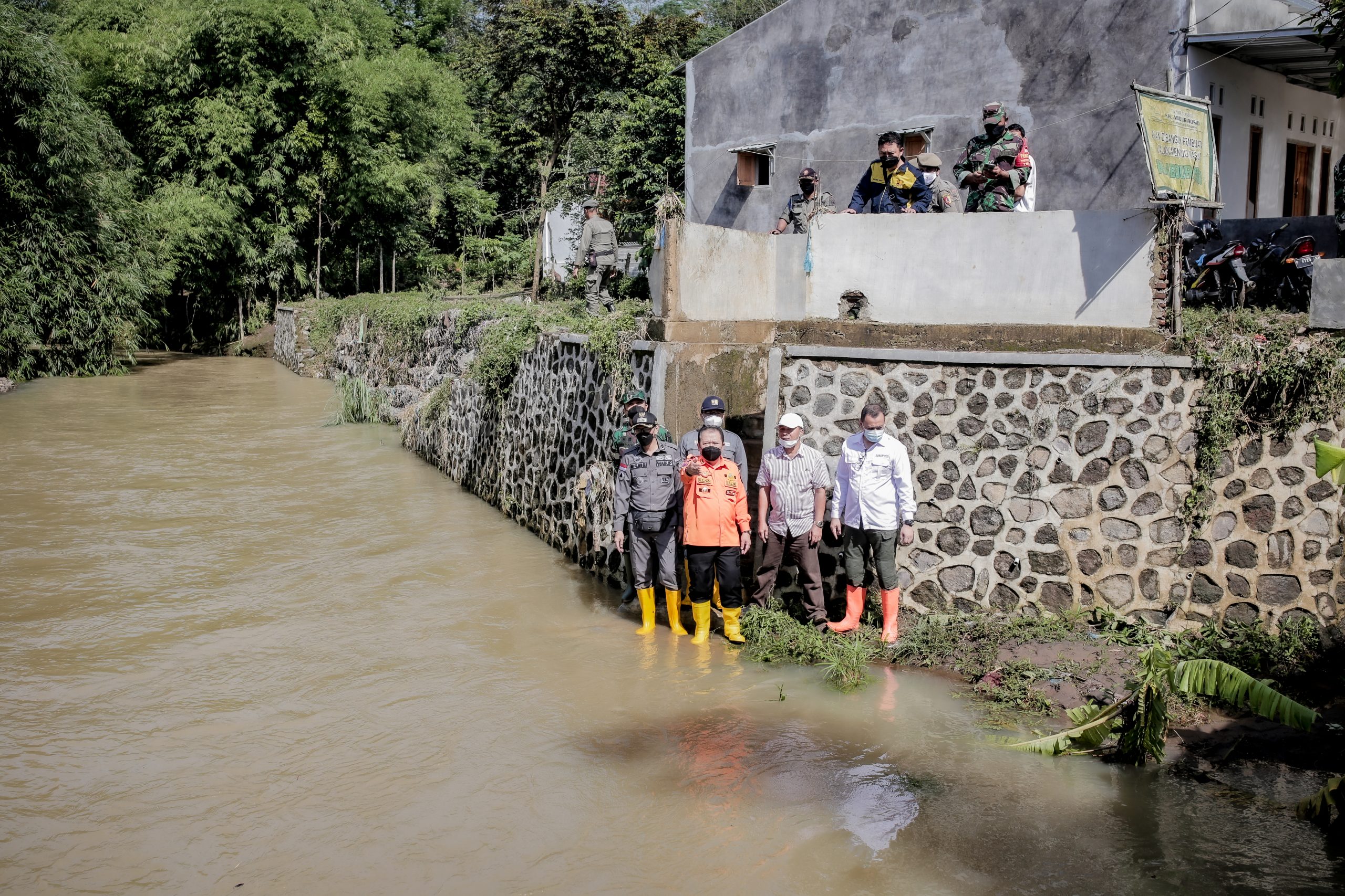 banjir-bangsalsari-mulai-surut-warga-belum-berani-kembali-ke-rumah