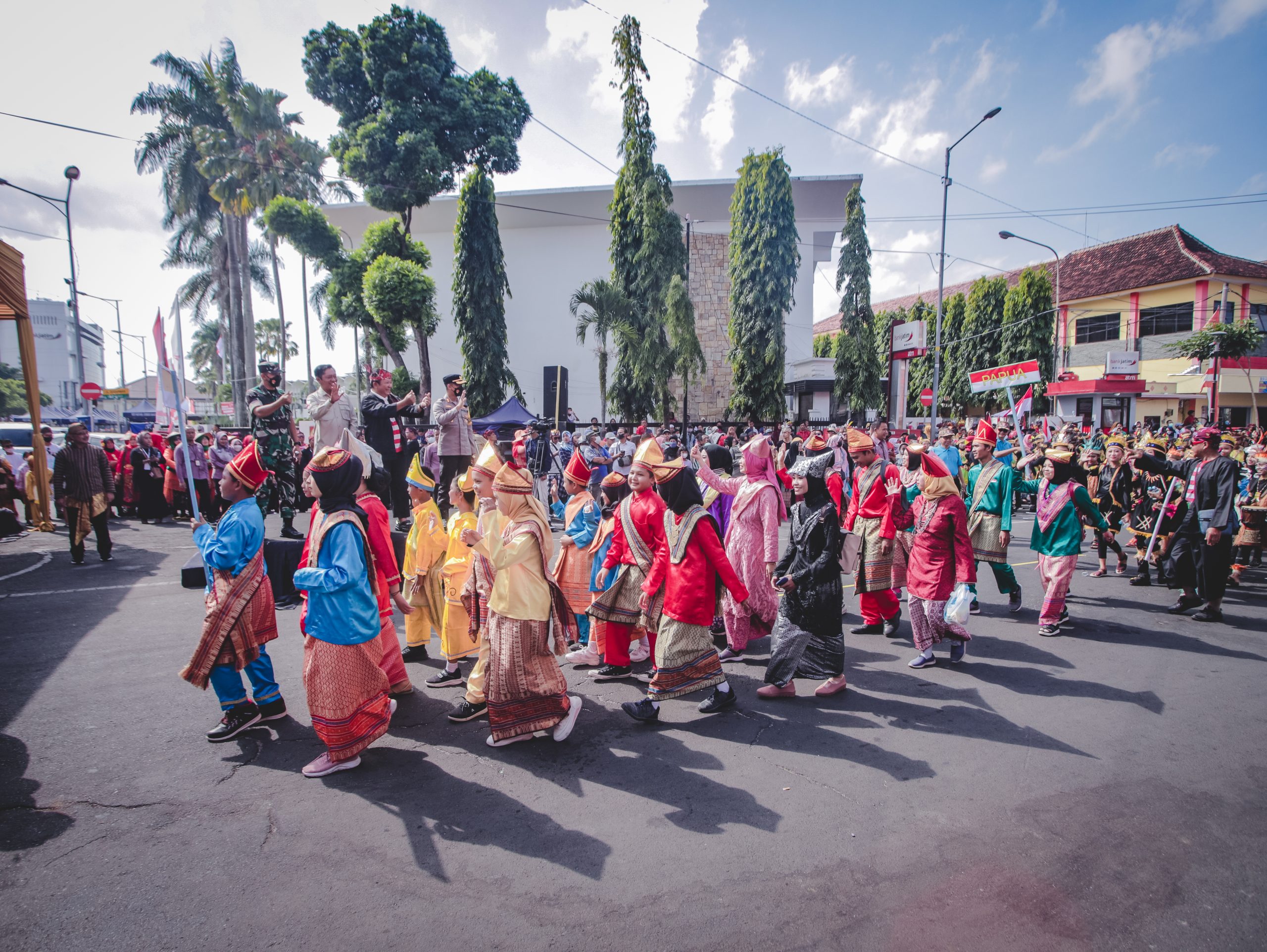 sempat-molor-karena-miskoordinasi-7700-peserta-karnaval-pelajar-jember-disambut-antusias-penonton