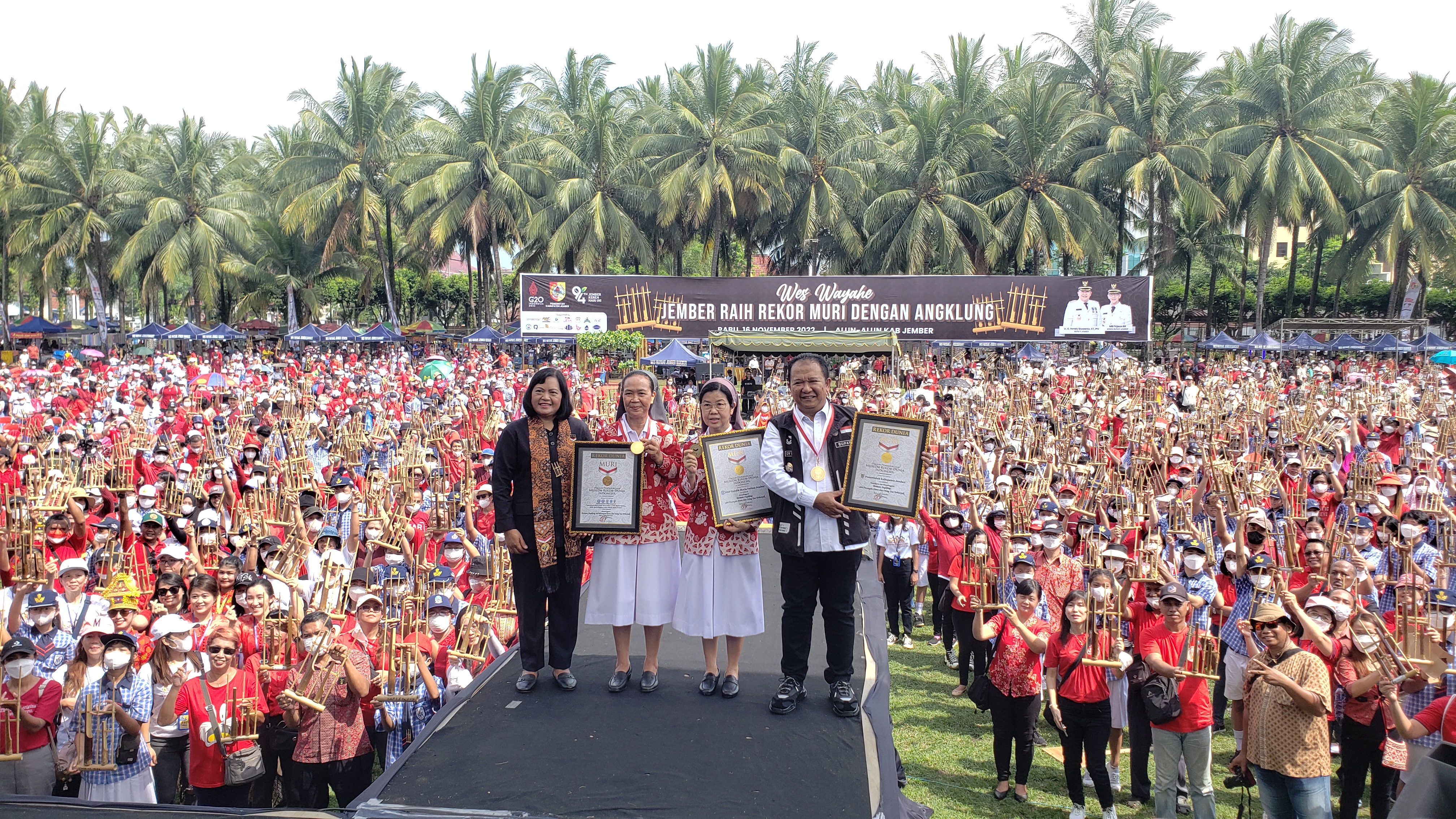 PECAHKAN REKOR MURI, 1.682 PASANG SISWA DAN ORANG TUA DI JEMBER MAIN ANGKLUNG BERPASANGAN