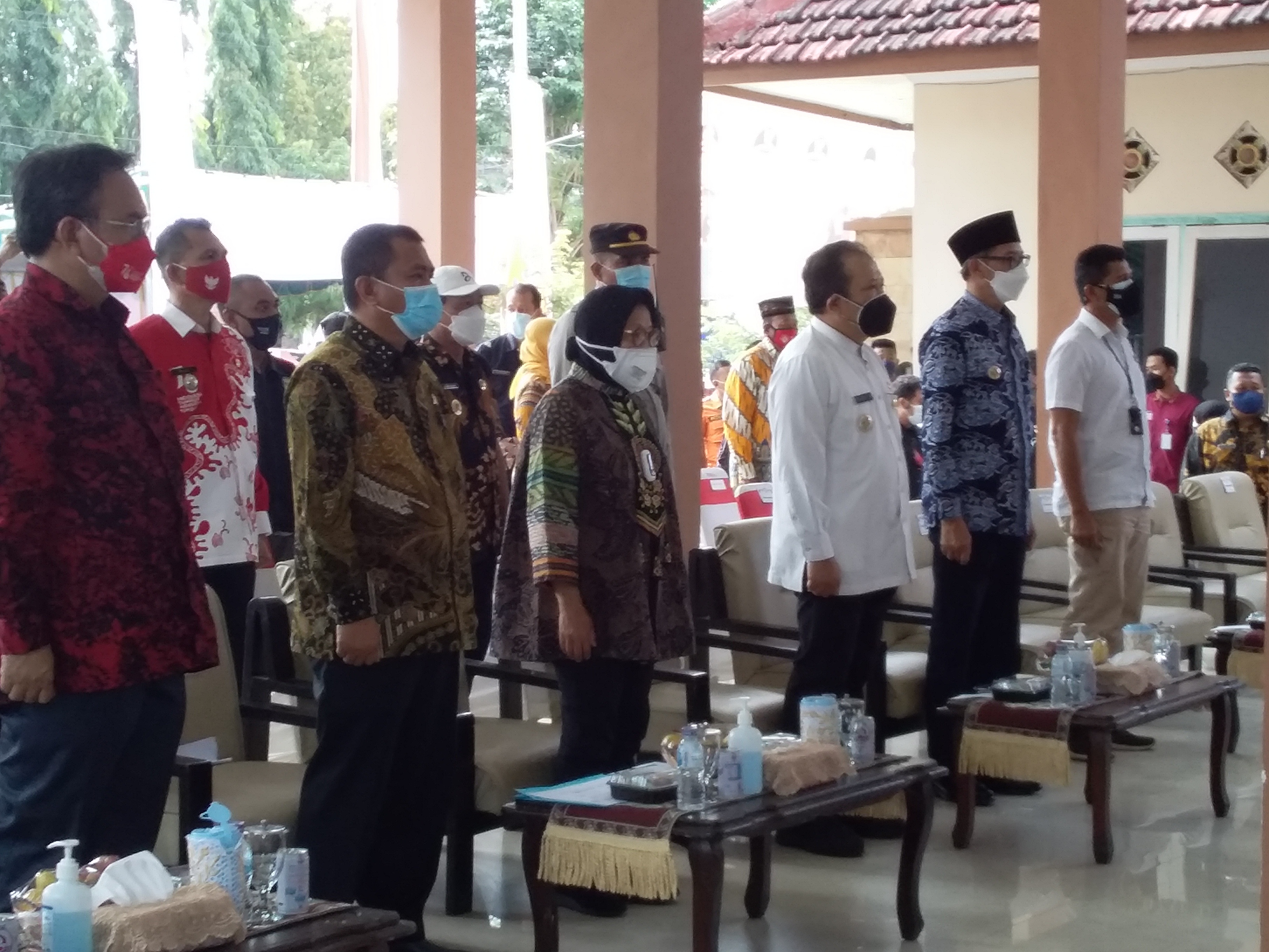 KUNJUNGAN KERJA KE JEMBER, MENSOS TRI RISMAHARINI TINJAU PENYALURAN BANSOS DI RAMBIPUJI