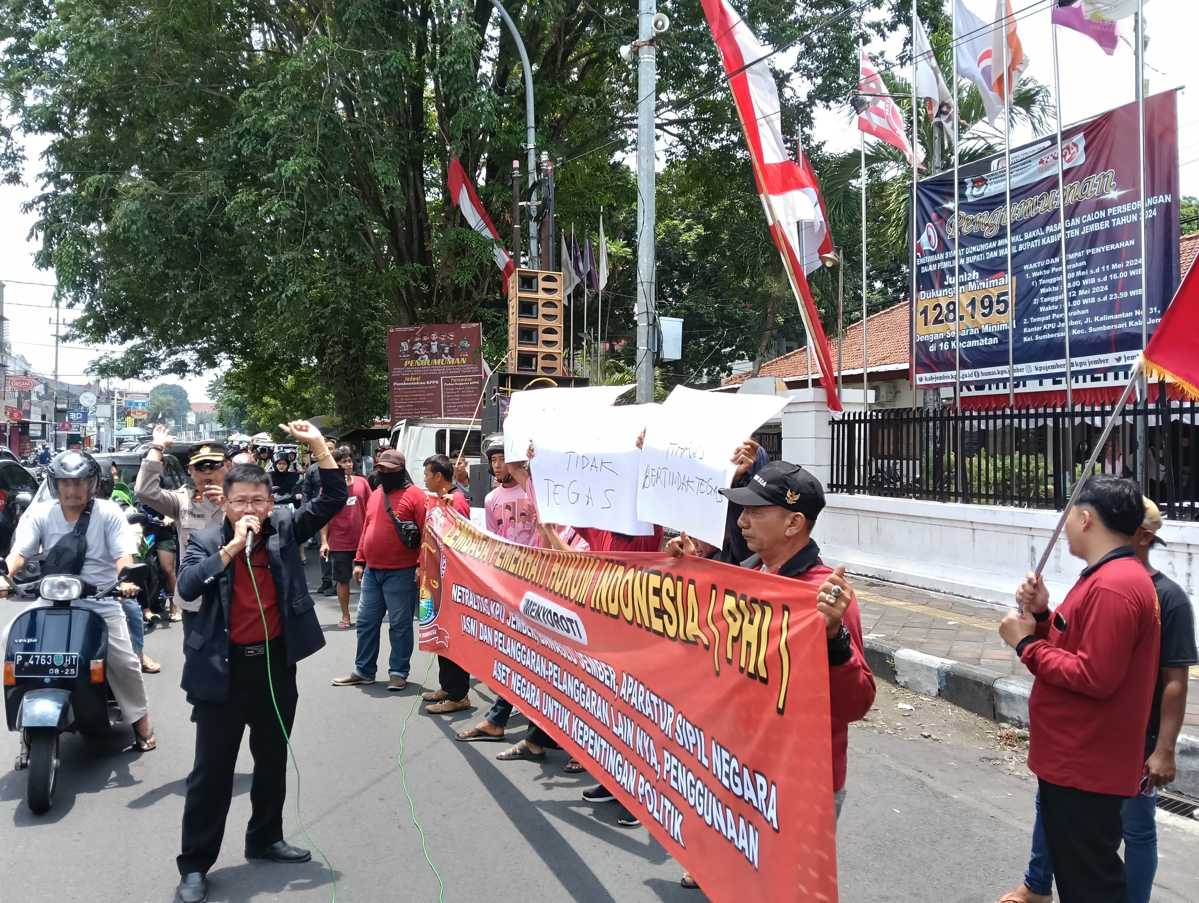 persoalkan-deklarasi-kampanye-damai-hanya-dihadiri-satu-paslon-massa-ini-datangi-kpu-jember