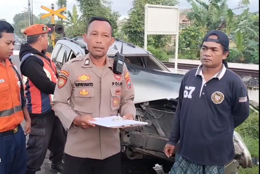 palang-perlintasan-tidak-tertutup-sebuah-minibus-tabrak-kereta-api-di-perlintasan-pecoro