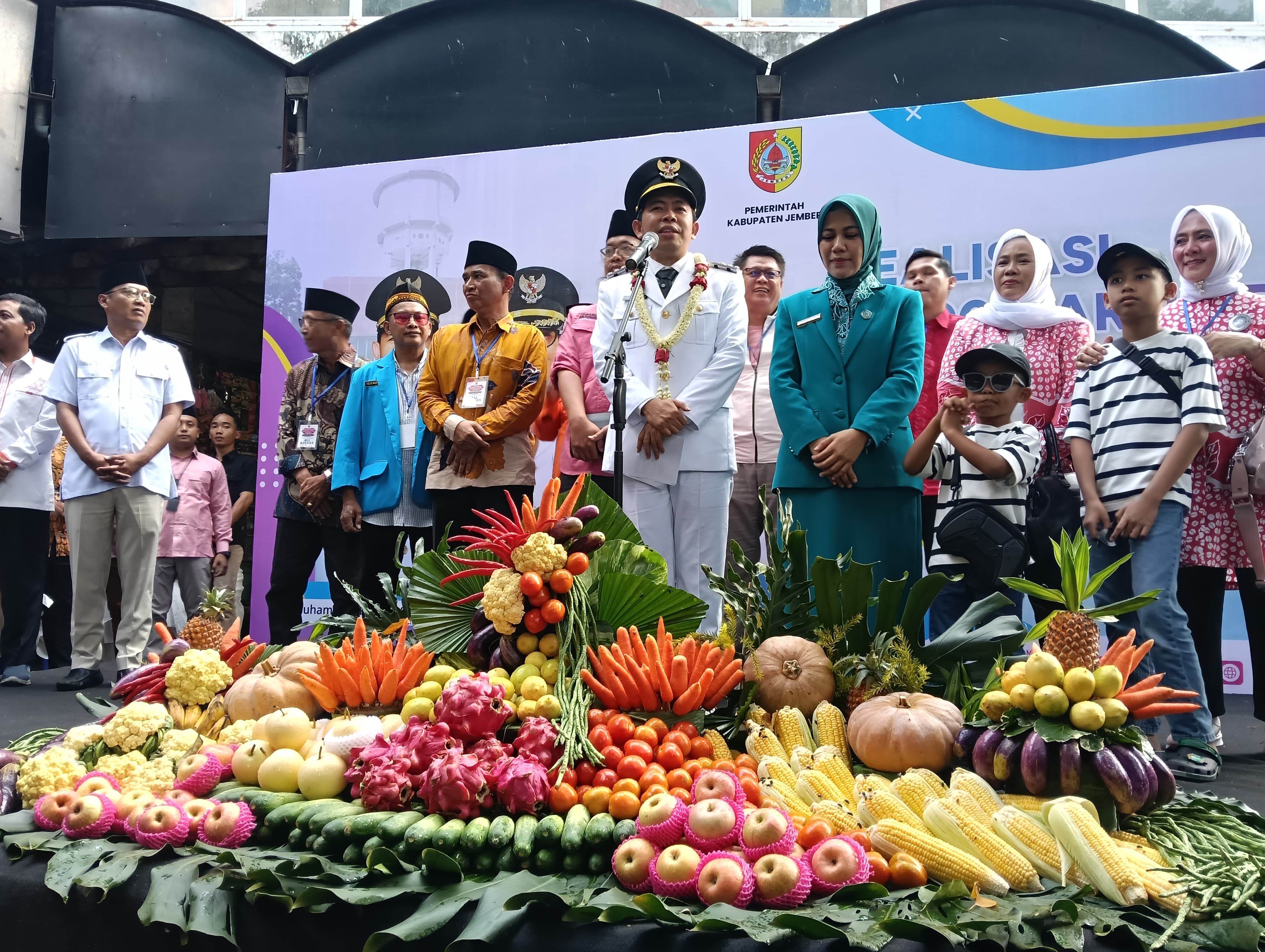 penuhi-janji-bupati-fawait-ke-pasar-tanjung-turunkan-retribusi-sebelum-injak-pendopo