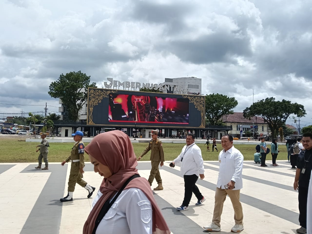 ada-corat-coret-di-alun-alun-jember-bupati-ajak-masyarakat-ikut-merawat