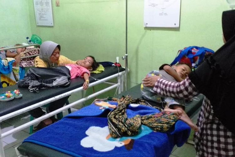 KERACUNAN TAKJIL, 4 DARI PULUHAN WARGA MAYANG MASIH DIRAWAT DI PUSKESMAS 