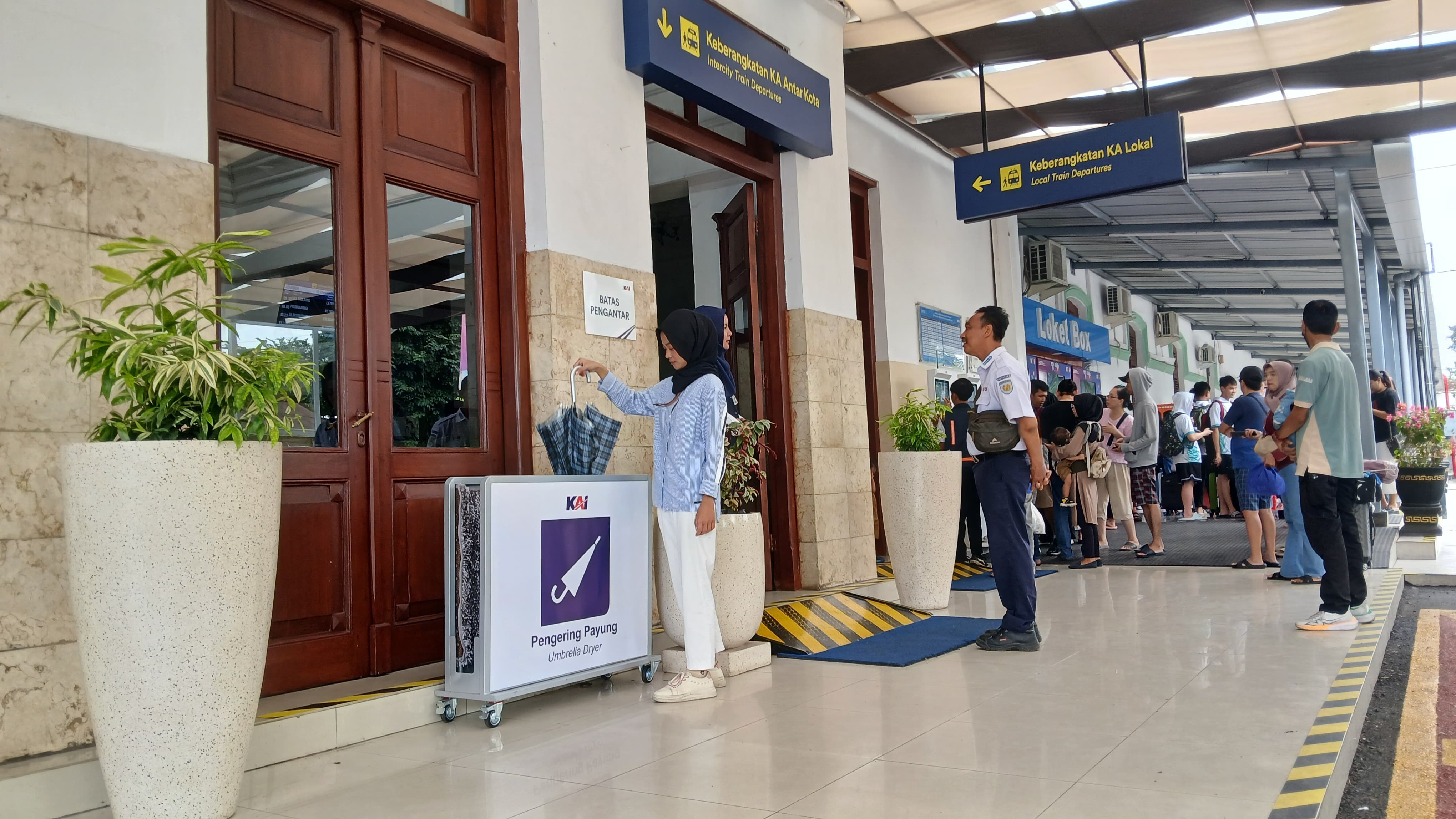 solusi-ke-stasiun-tidak-kehujanan-daop-9-jember-sediakan-pengering-payung