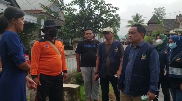 ANGGOTA DPR RI DAPIL JEMBER – LUMAJANG, CHARLES MEIKYANSAH APRESIASI KEPEDULIAN BERBAGAI PIHAK UNTUK KORBAN APG SEMERU