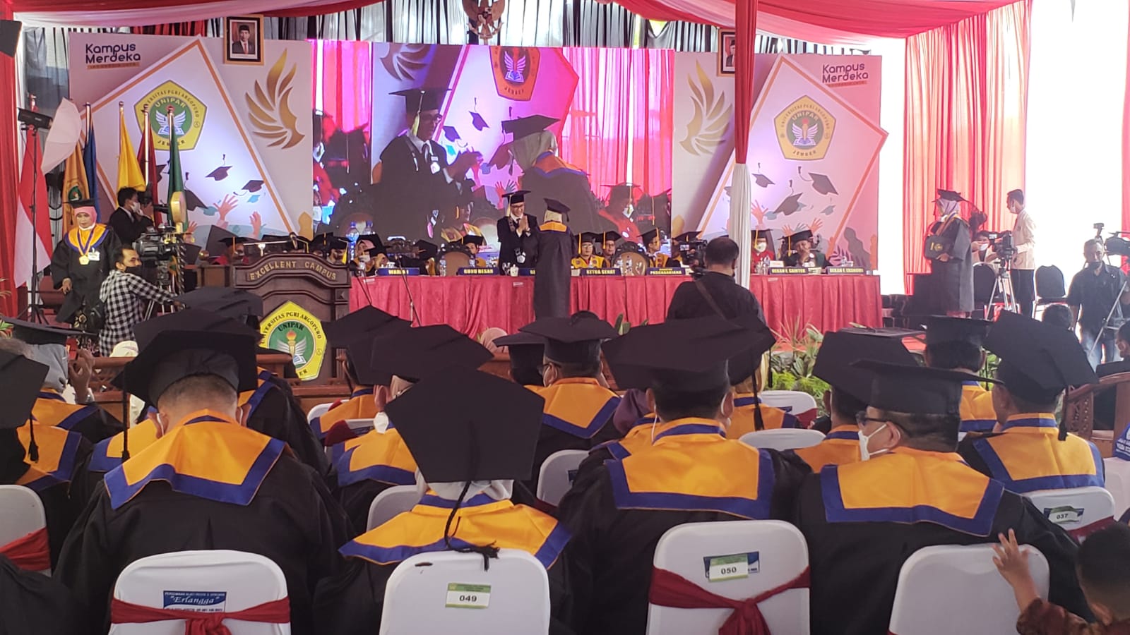 GELAR WISUDA PERTAMA SEBAGAI UNIPAR, REKTOR AKUI JUMLAH MAHASISWA MENINGKAT