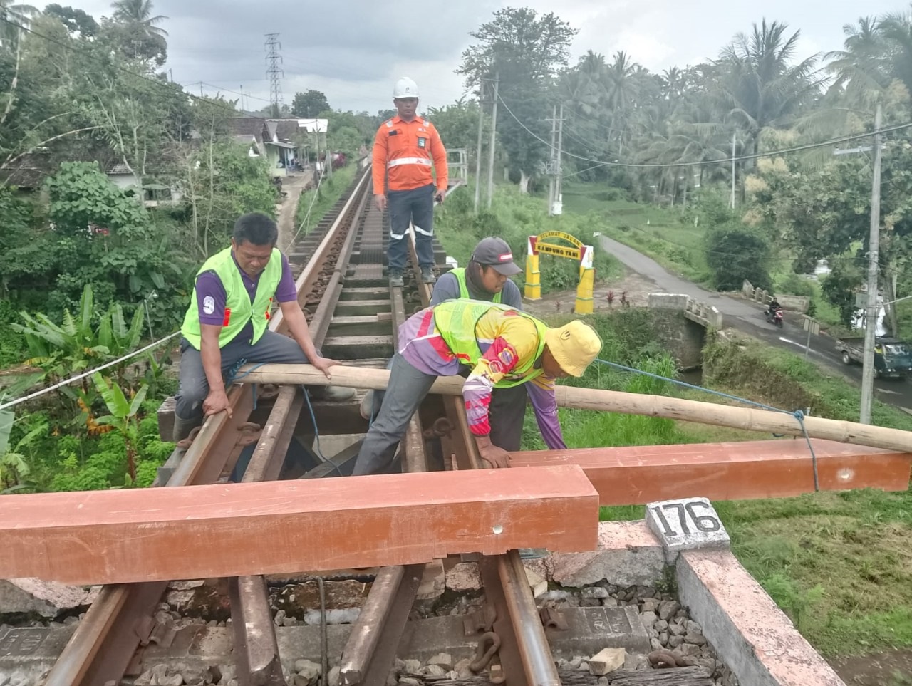 PT KAI DAOP 9 GANTI BANTALAN REL KERETA API DARI KAYU MENJADI SINTETIS, INI ALASANNYA