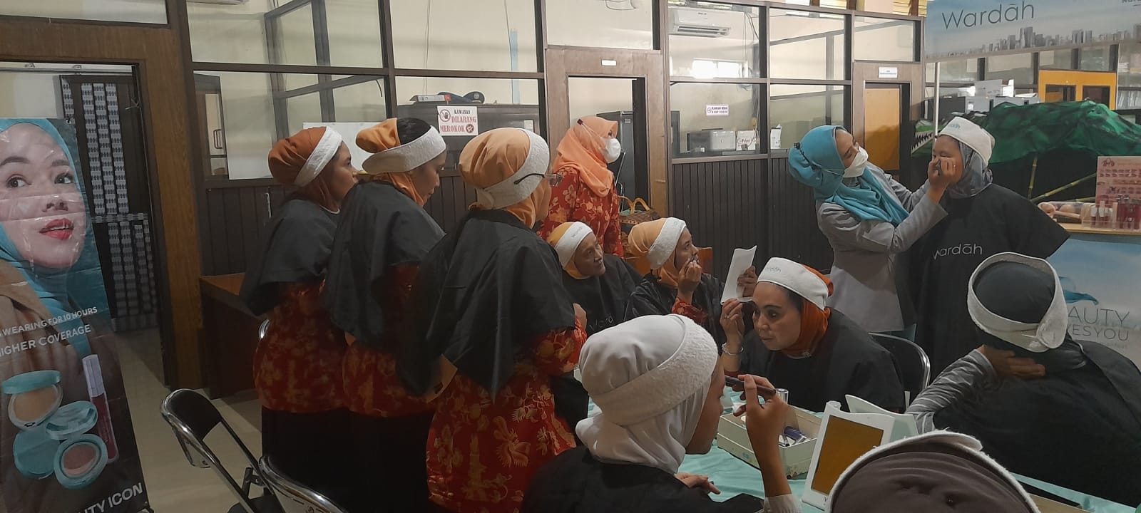 KONSISTEN BERI EDUKASI DAN PELATIHAN MAKE UP PADA PEREMPUAN, WARDAH COSMETICS SAPA DWP DISKOMINFO SITUBONDO