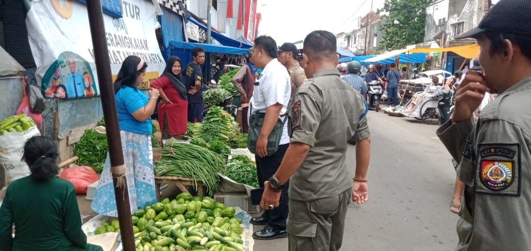 LANGGAR JAM OPERASIONAL BERJUALAN, SATPOL PP JEMBER TERTIBKAN RATUSAN PEDAGANG PASAR SORE JL. DR. WAHIDIN