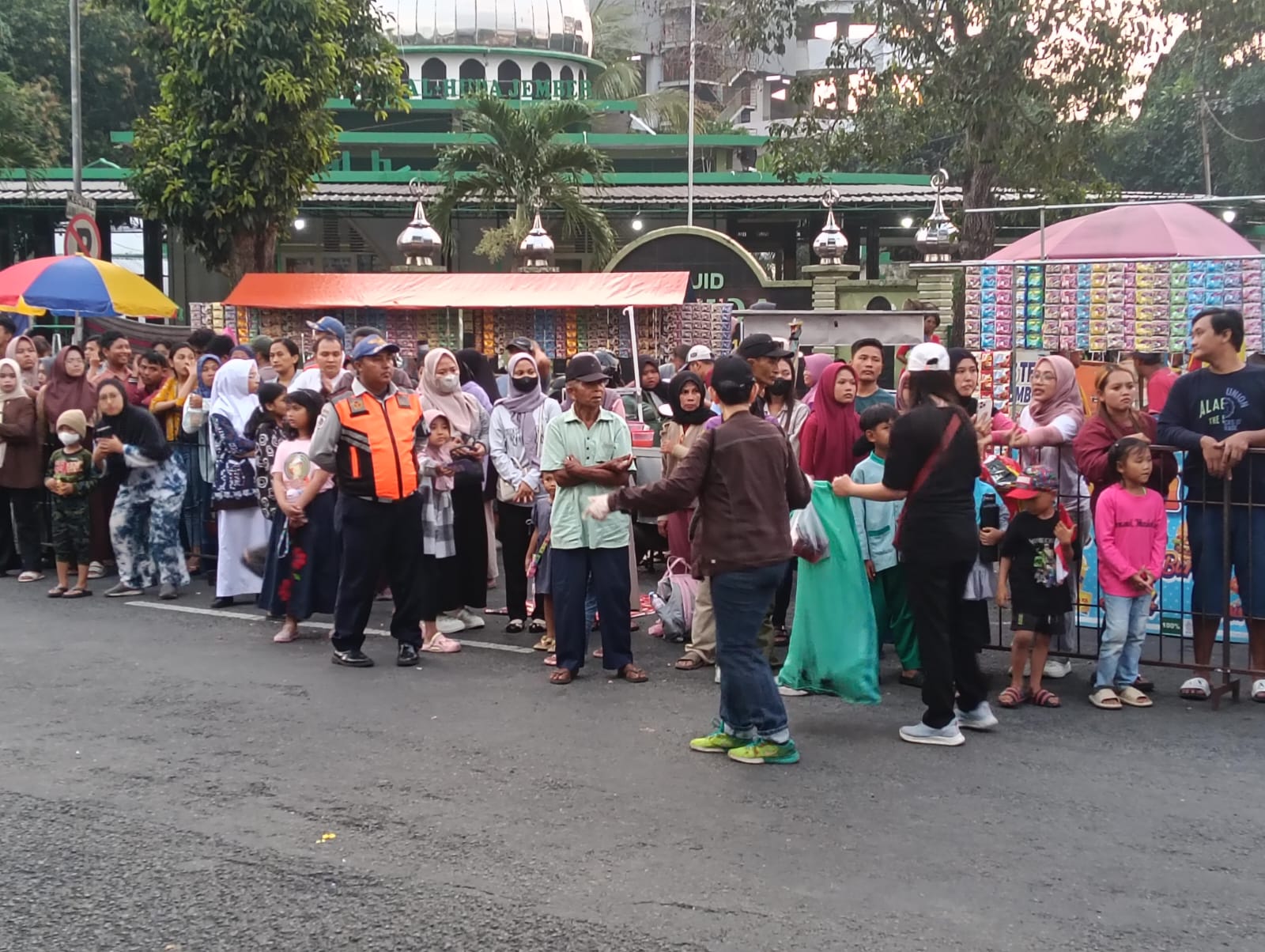 BUKAN SEKEDAR KARNAVAL, JFC EDUKASI MASYARAKAT PEDULI SAMPAH
