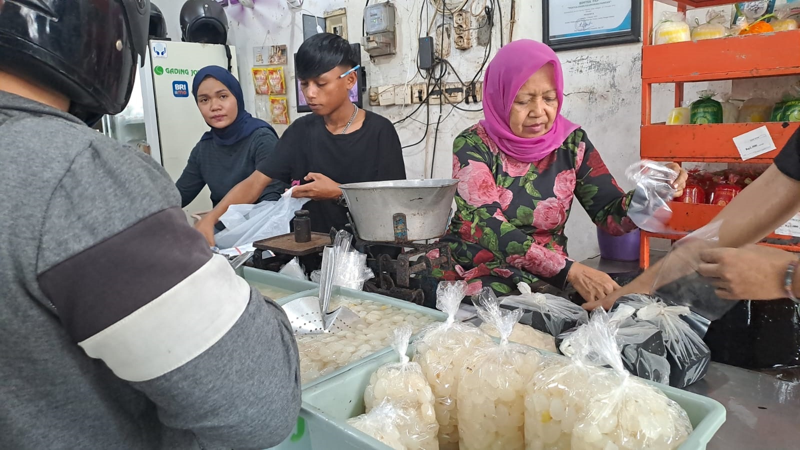 BERKAH RAMADAN, PENJUALAN BAHAN MINUMAN HIDANGAN BERBUKA MELONJAK 10 KALI LIPAT 