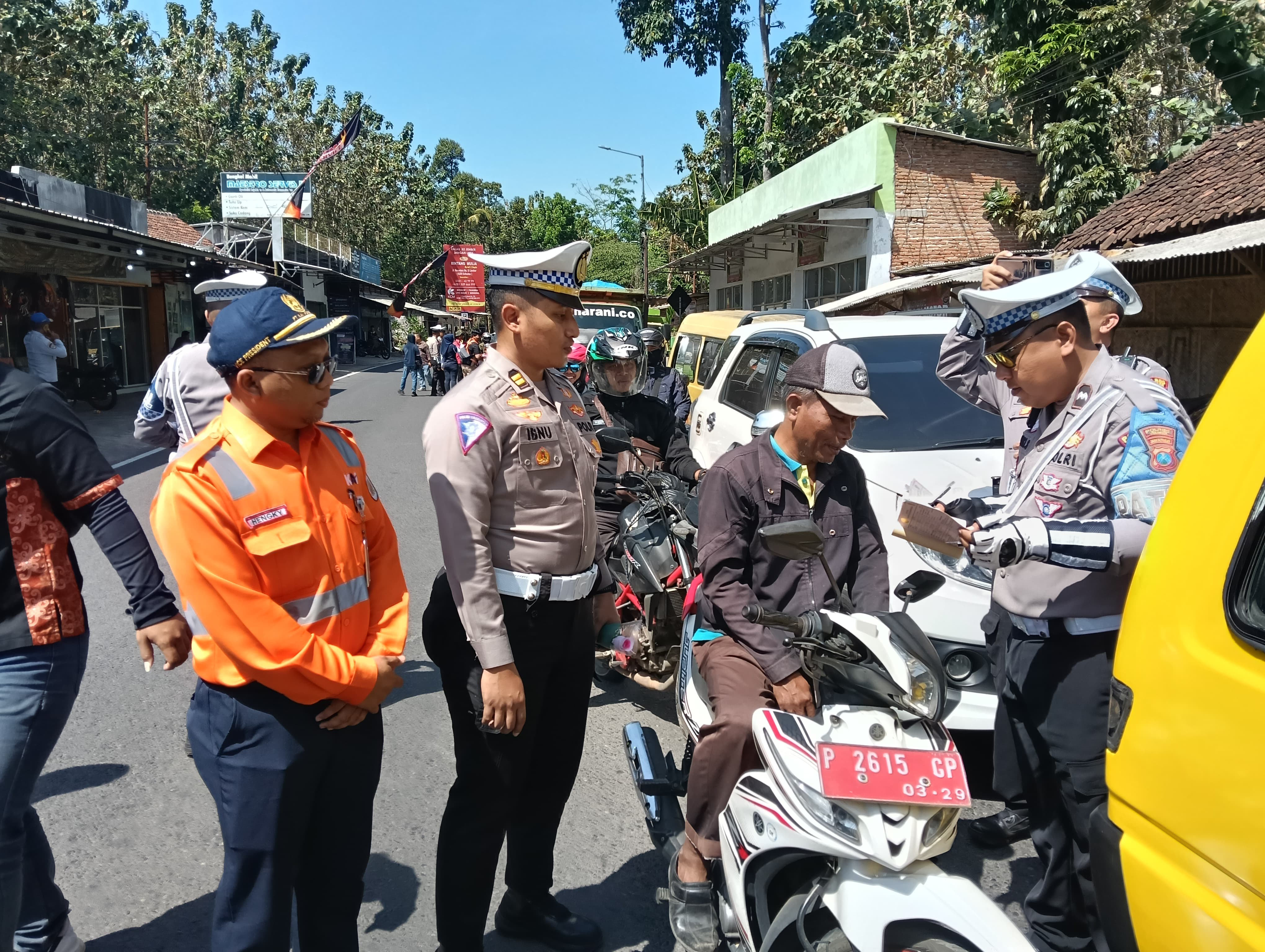 TERJARING RAZIA, PENGENDARA MOTOR PLAT MERAH KENA PENEGAKAN DI TEMPAT