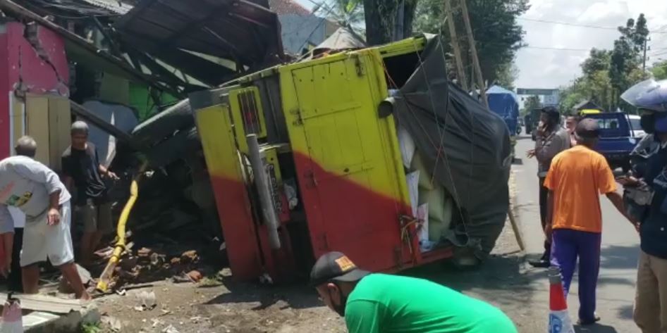 LEPAS KENDALI, SEBUAH TRUK TABRAK RUMAH DI MANGLI