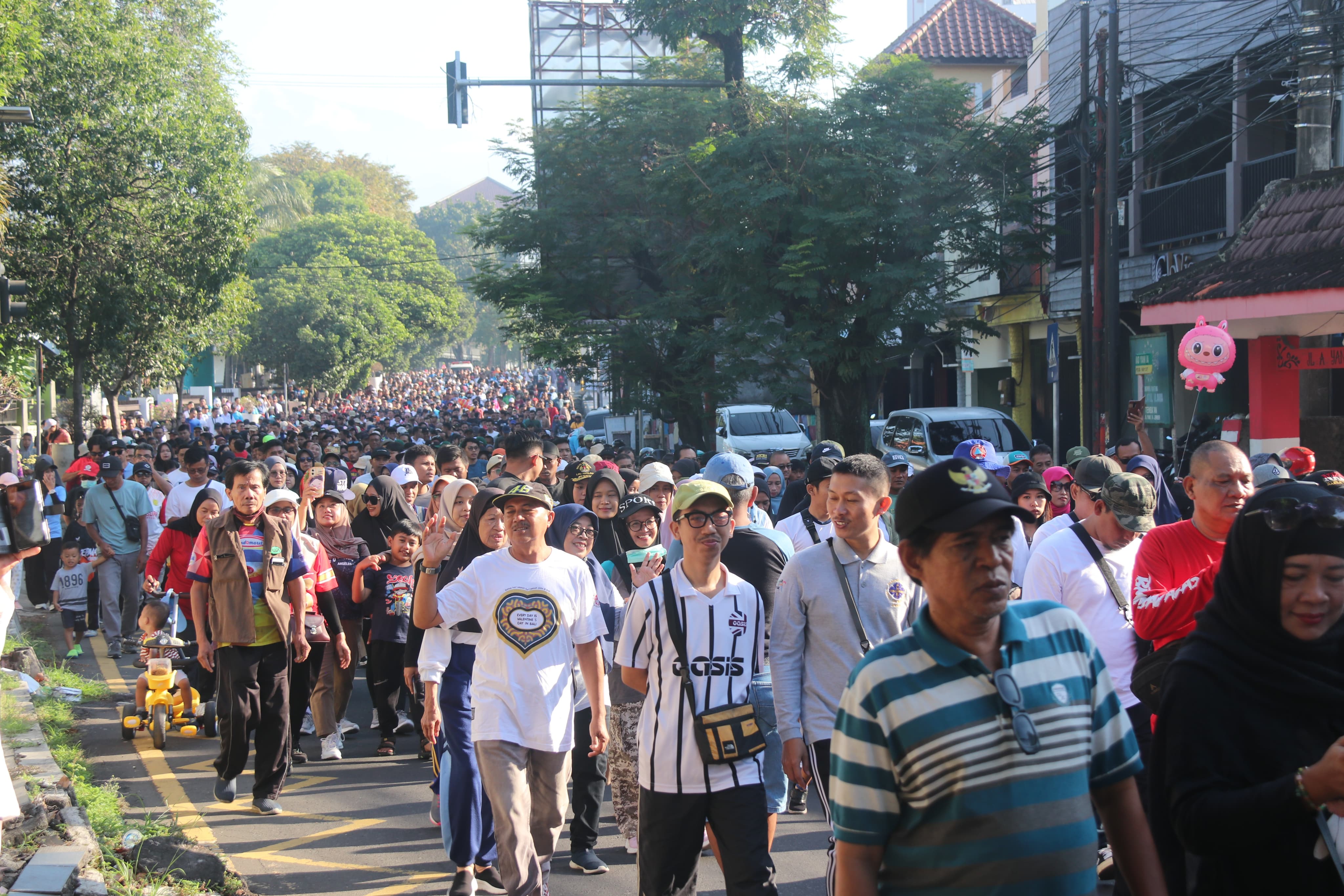 ribuan-warga-tumpah-ruah-di-alun-alun-jember-rayakan-may-day-dengan-semangat-cinta-jember-ramah-investor