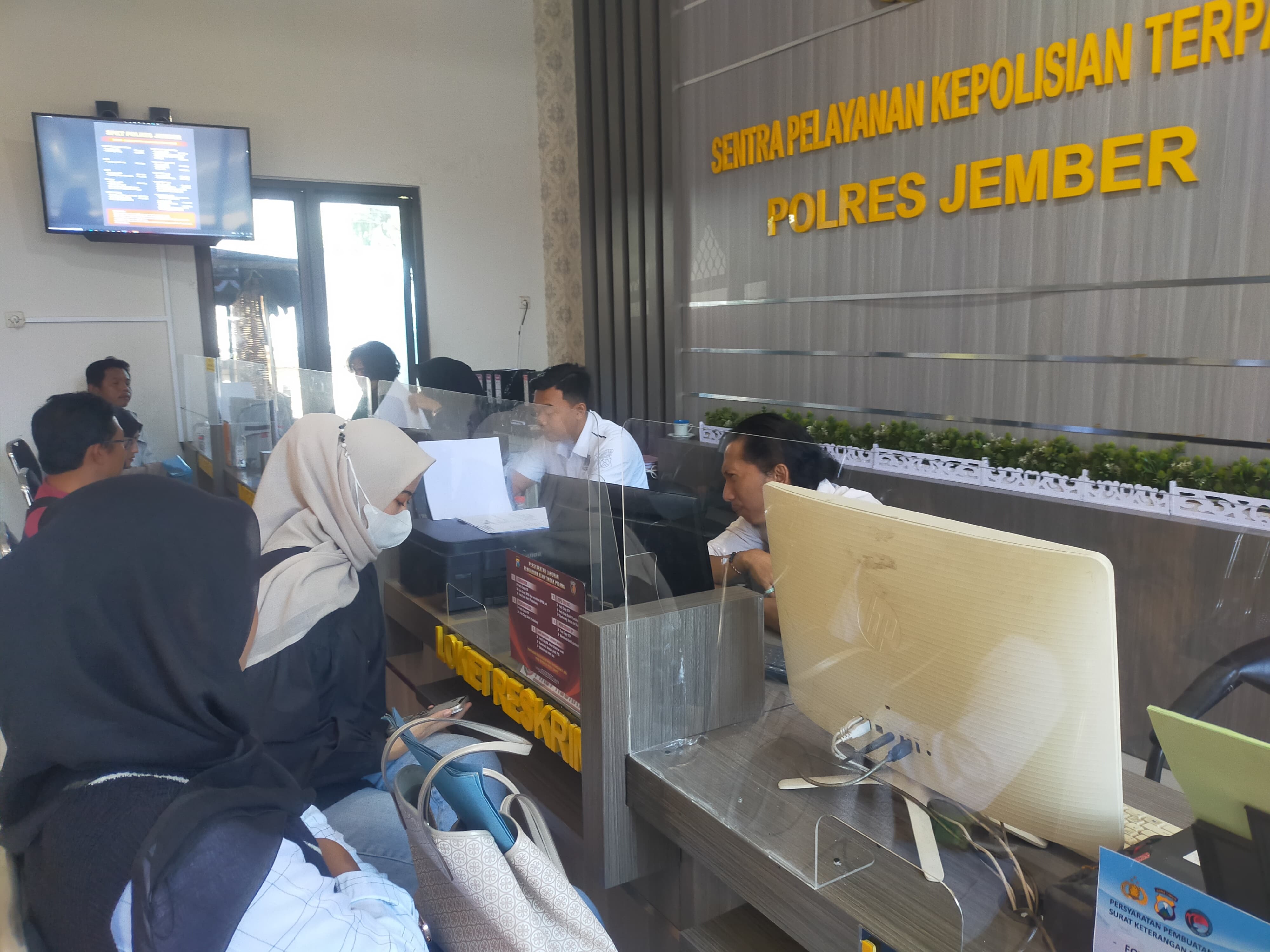 TERGIUR HARGA MURAH PONSEL MEWAH, MAHASISWI DI JEMBER JADI KORBAN PENIPUAN