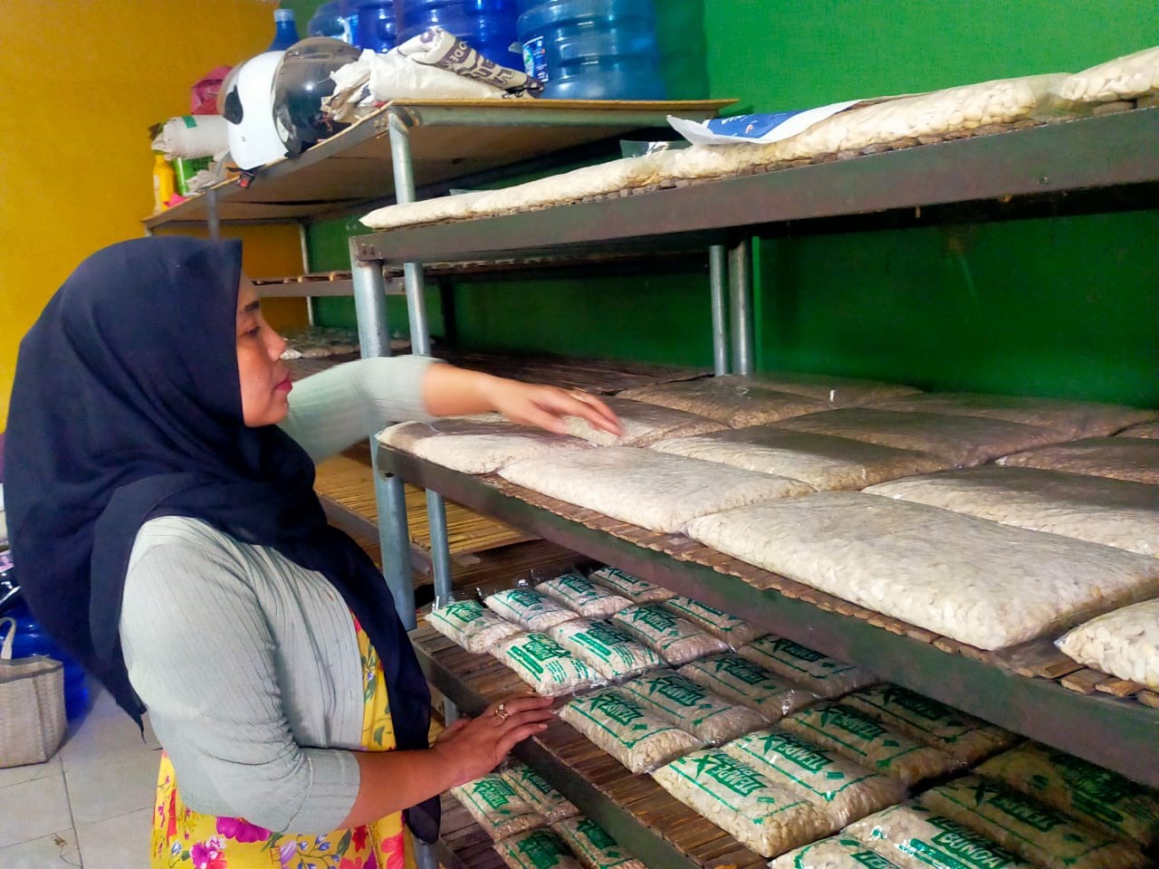 PEREMPUAN KUAT, DARI MENJUAL TEMPE HINGGA BERKALI-KALI KE TANAH SUCI