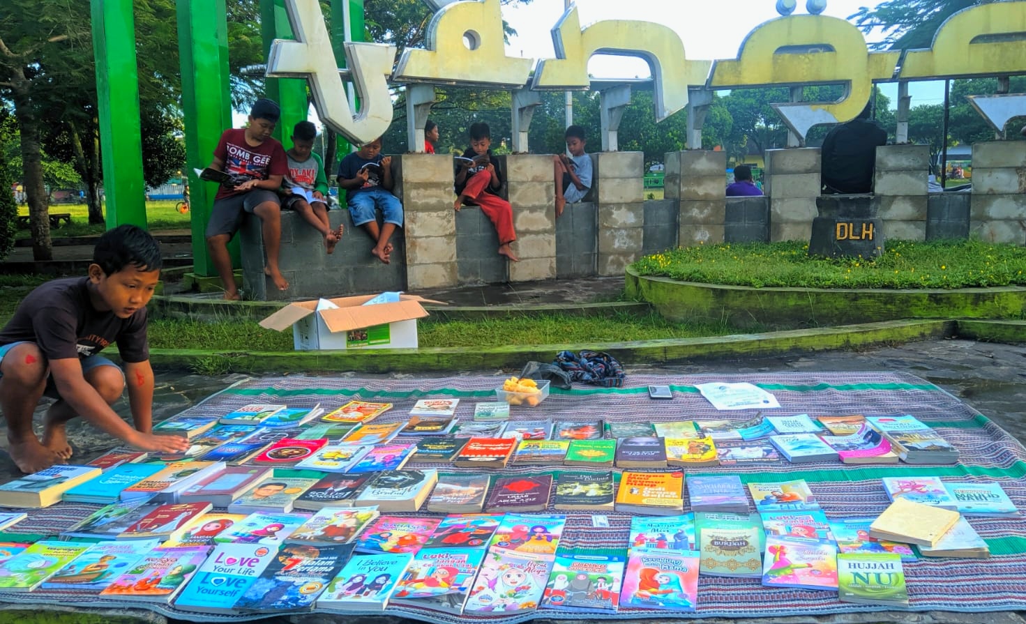 TUMBUHKAN BUDAYA LITERASI, 2 PEMUDA ASAL TANGGUL BUKA TAMAN BACA DI ALUN-ALUN KECAMATAN