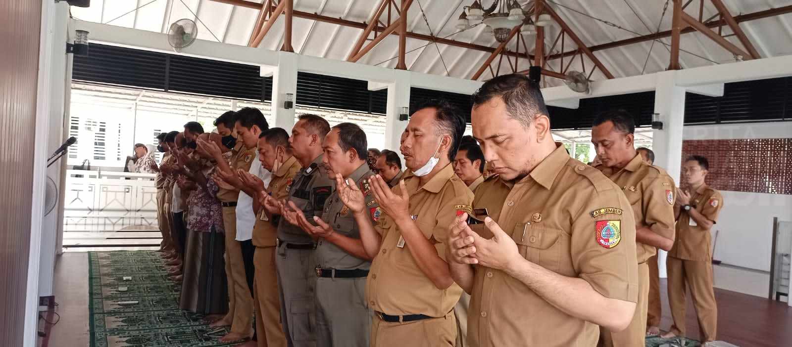 BENTUK SOLIDARITAS UNTUK PALESTINA PEMKAB JEMBER GELAR SHOLAT GHAIB