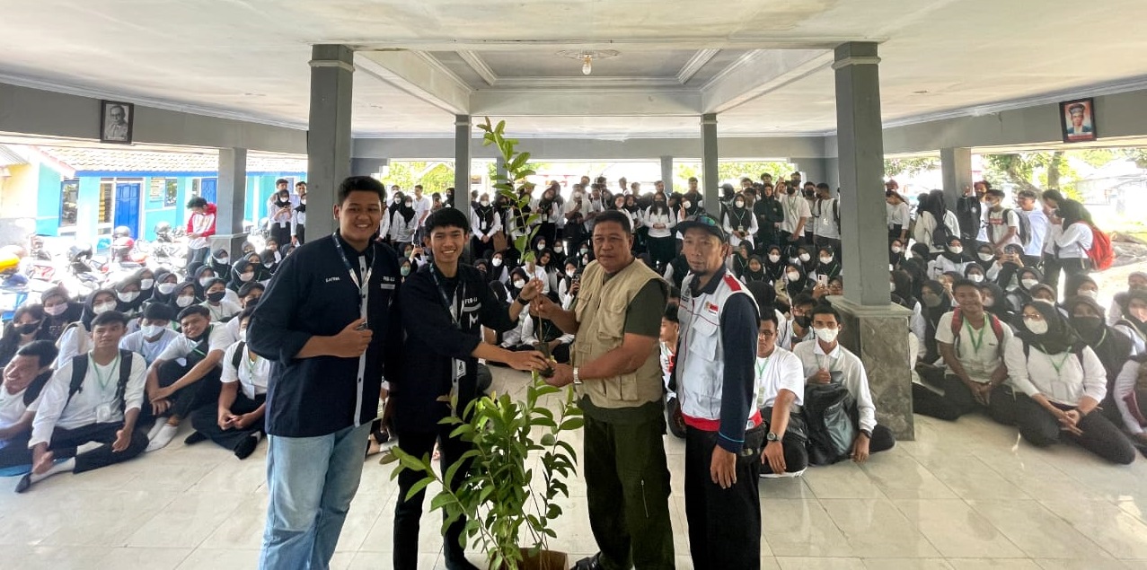 MAHASISWA FEB UNEJ BRANDING DESA DI SUMBERSARI DENGAN POTENSI TANAMAN JAMBU