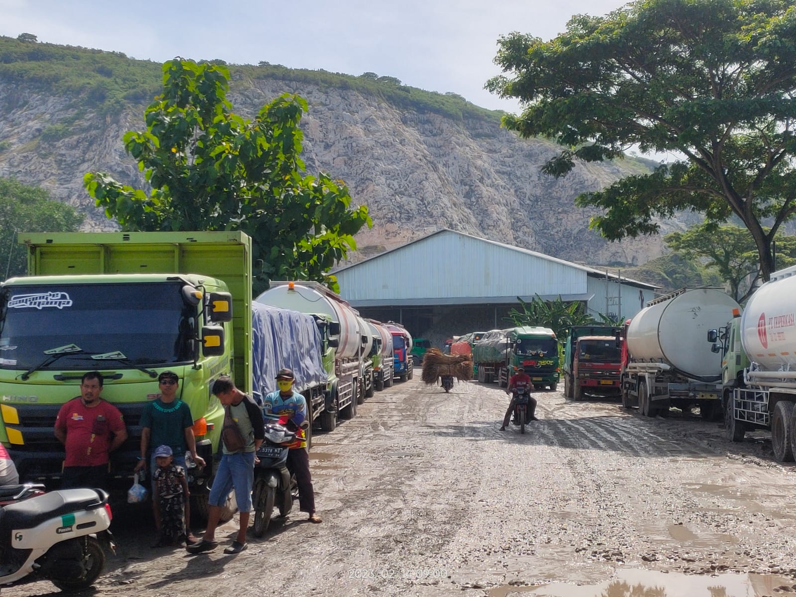 langgar-kesepakatan-warga-grenden-serahkan-6-unit-truk-beserta-supir-ke-polisi