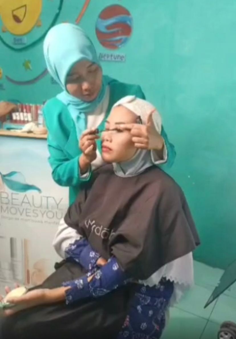 puluhan-guru-smp-al-ikhlash-lumajang-ikuti-beauty-class-wardah