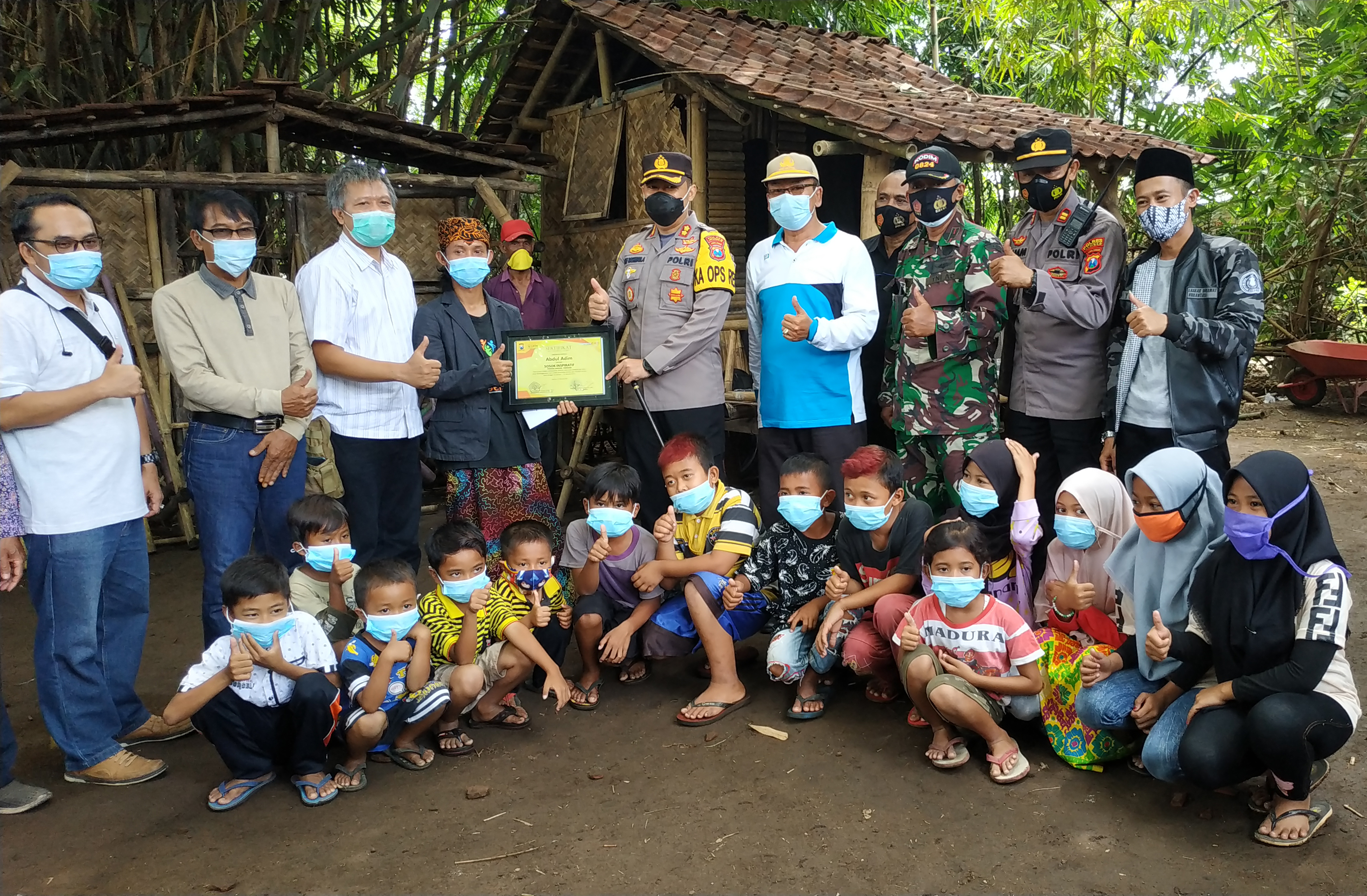 FOUNDER GUBUK PUSTAKA NDALUNG RAIH PENGHARGAAN TOKOH INSPIRATIF DALAM JEMBER SAE