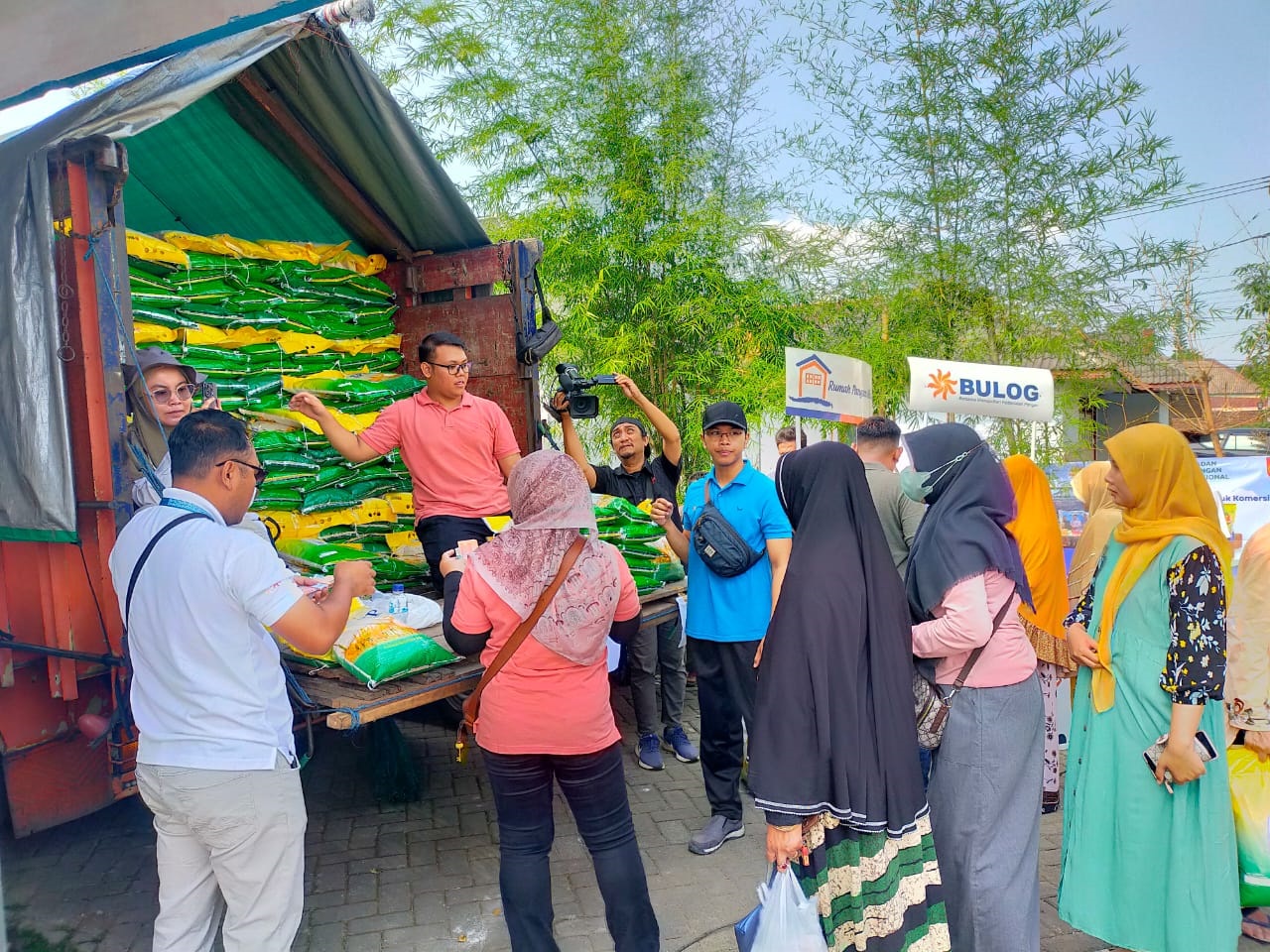 GELAR OPERASI PASAR BERAS, BULOG JEMBER SEBUT MAMPU TURUNKAN HARGA BERAS