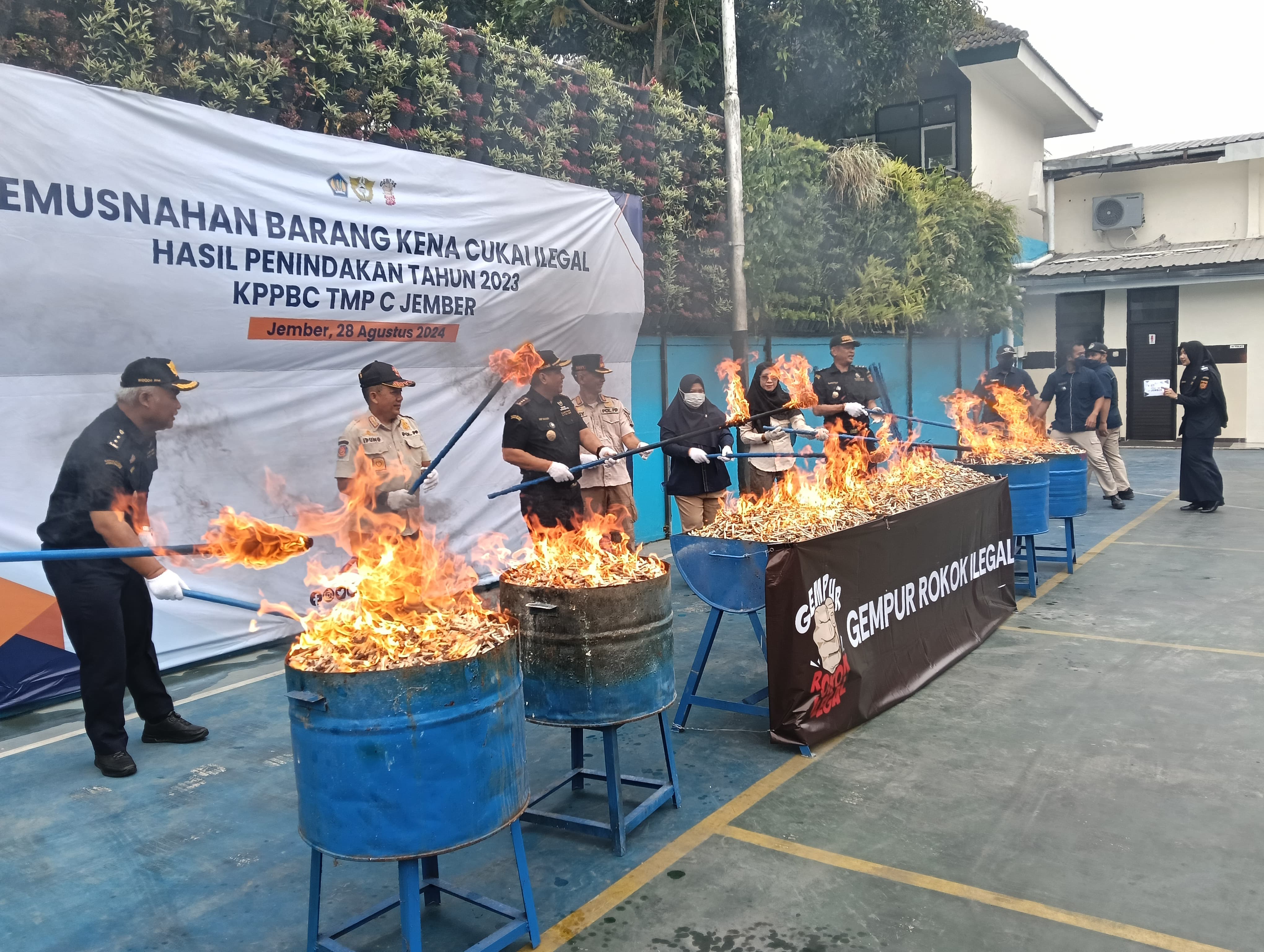 bea-cukai-jember-musnahkan-rokok-ilegal-dan-barang-penindakan-senilai-rp22-miliar