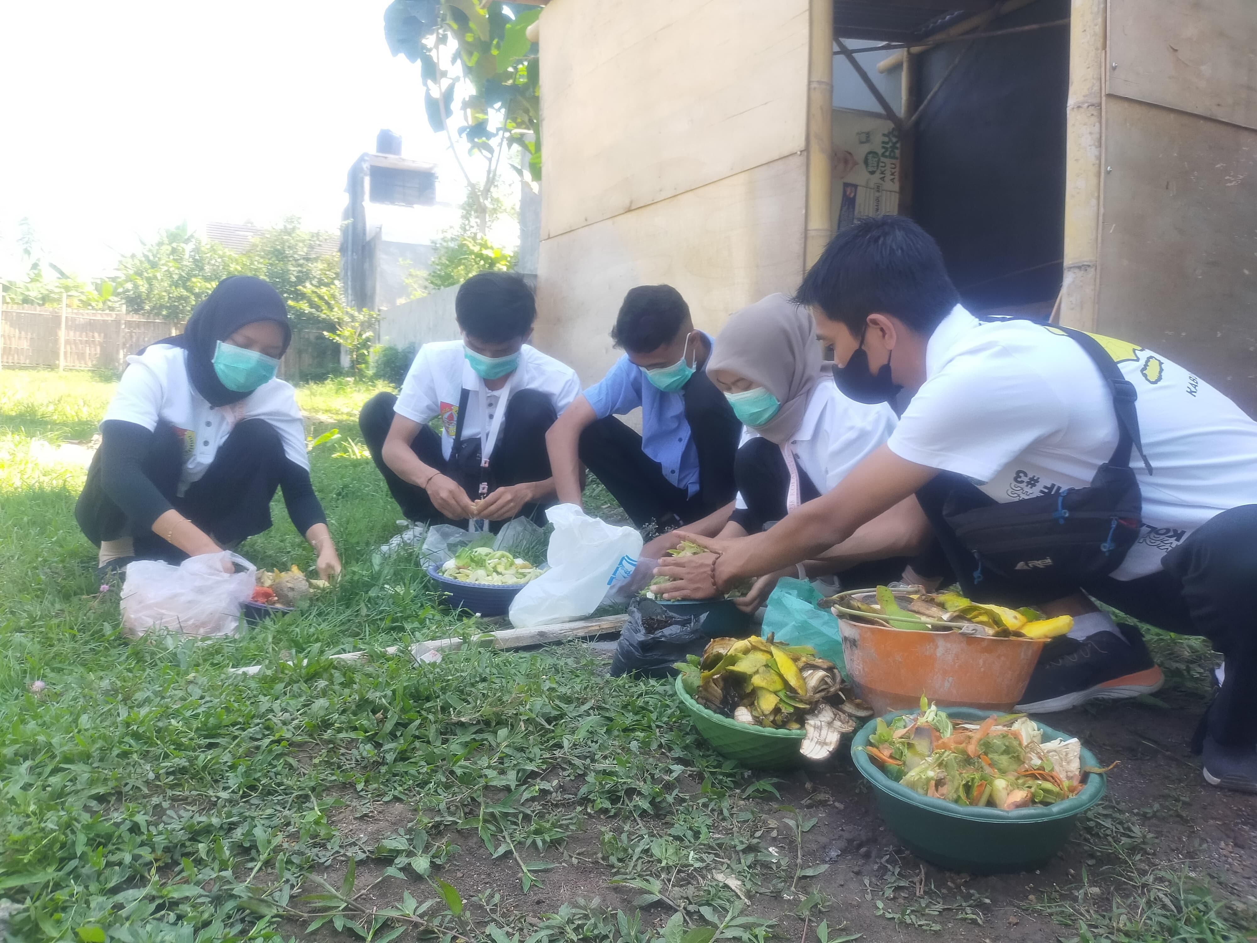 peduli-lingkungan-limbah-sayuran-dan-sisa-makanan-cafe-disulap-menjadi-pupuk-organik-cair