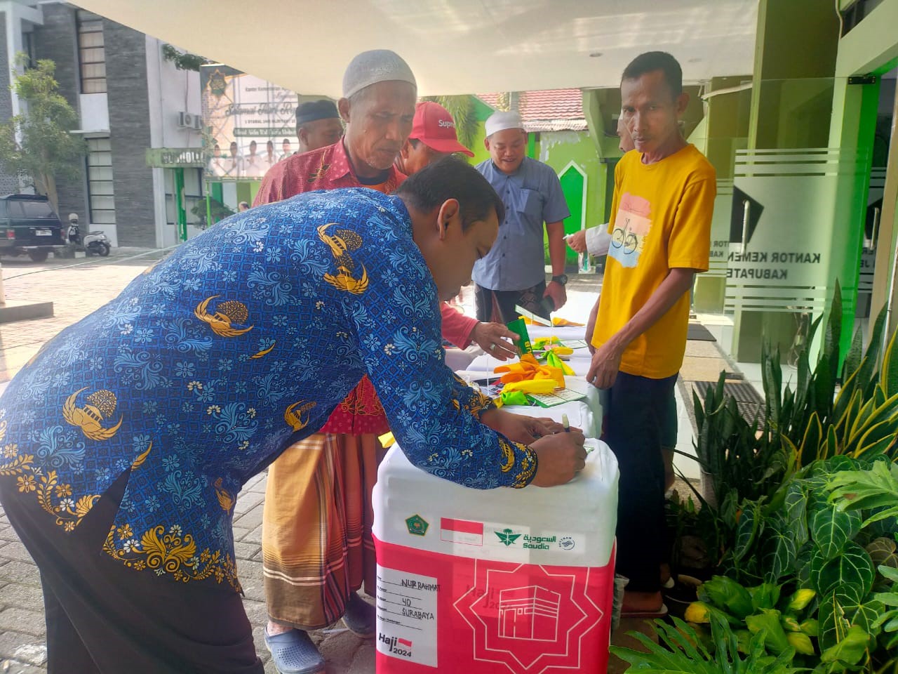 agar-tidak-tertukar-ada-boneka-hingga-gayung-di-koper-jch-jember