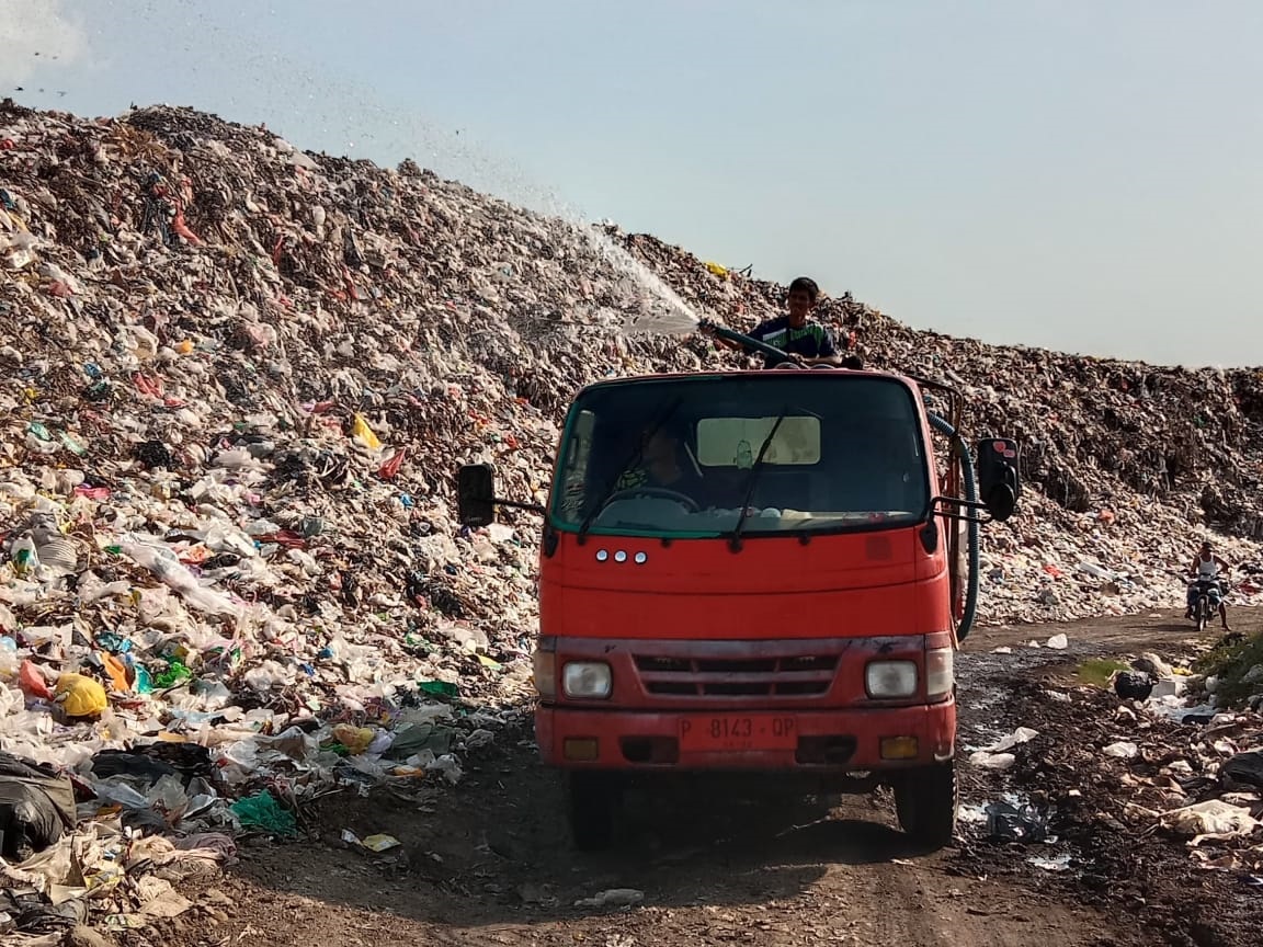 cegah-kebakaran-tpa-pakusari-disiram-sedikitnya-5-tangki-air-per-hari