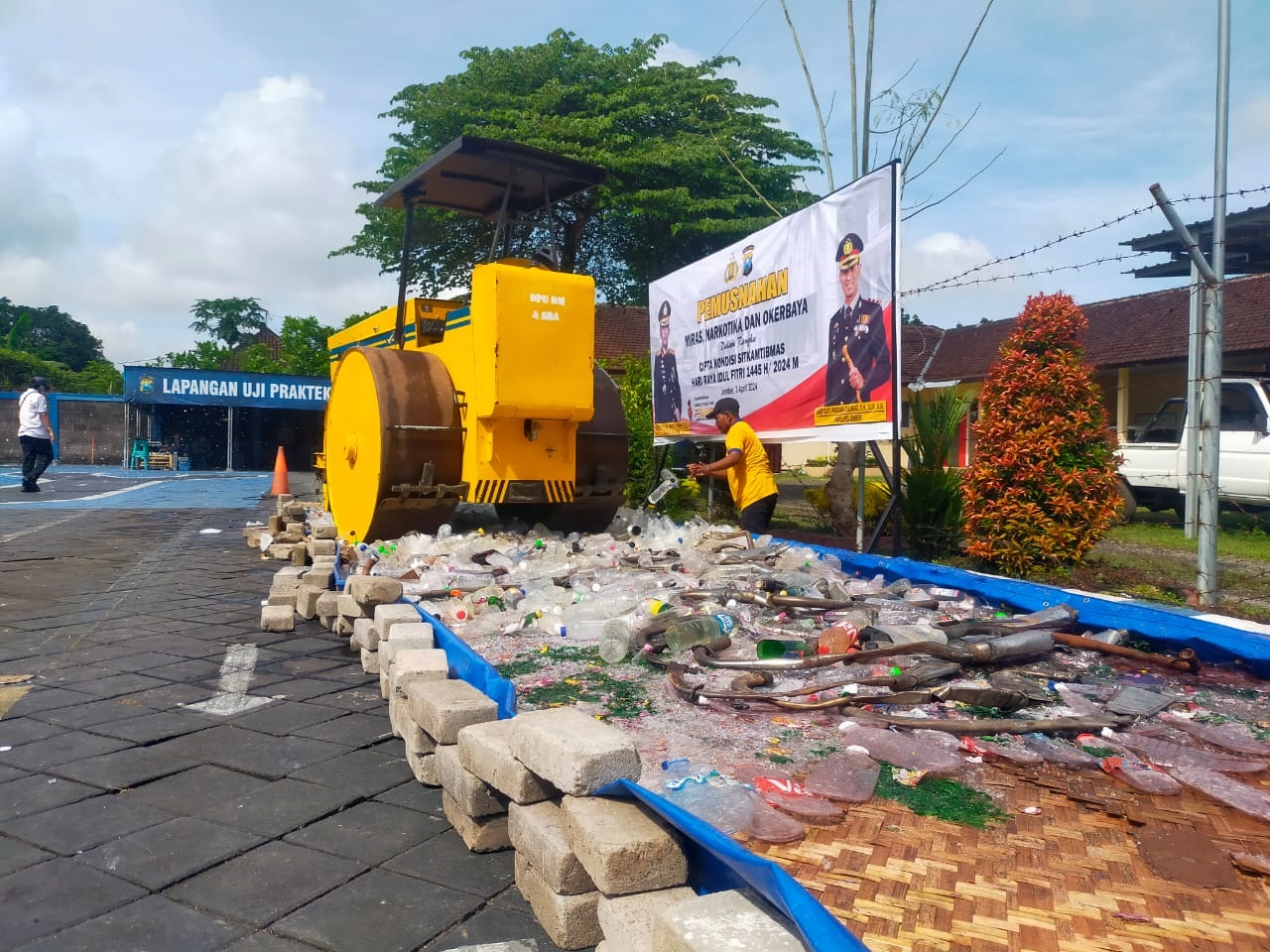 DEMI KENYAMANAN SAAT IDUL FITRI, POLRES JEMBER MUSNAHKAN RIBUAN BOTOL MIRAS, NARKOBA, HINGGA KNALPOT BRONG