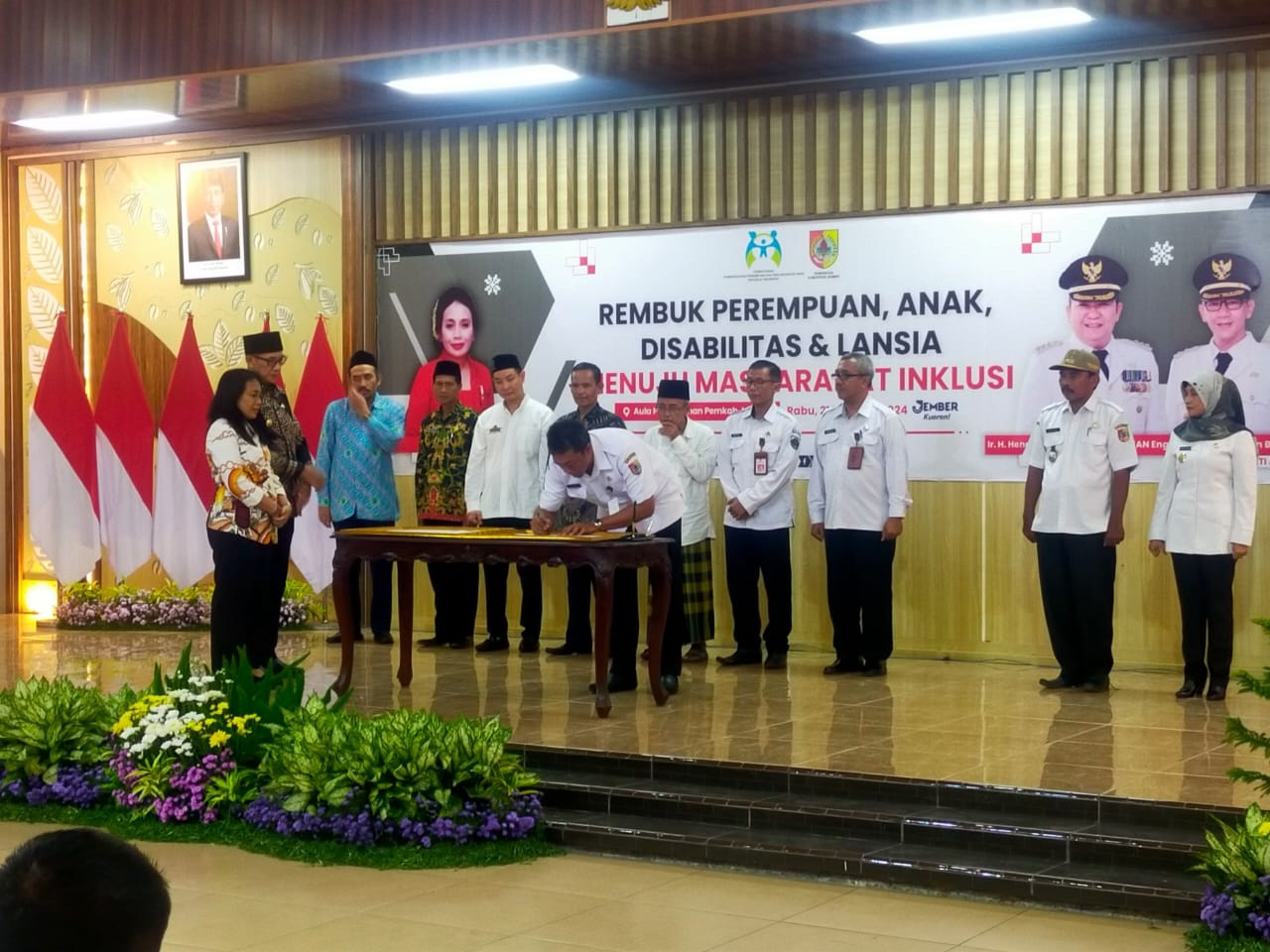 TEKAN PERKAWINAN ANAK KADES DI JEMBER TANDATANGANI PAKTA INTEGRITAS 