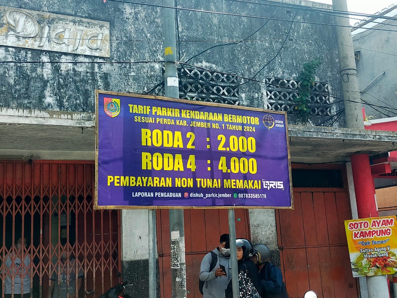 BANYAK WARGA TIDAK TAHU TARIF PARKIR BARU, DISHUB JEMBER PASANG SPANDUK PENGUMUMAN