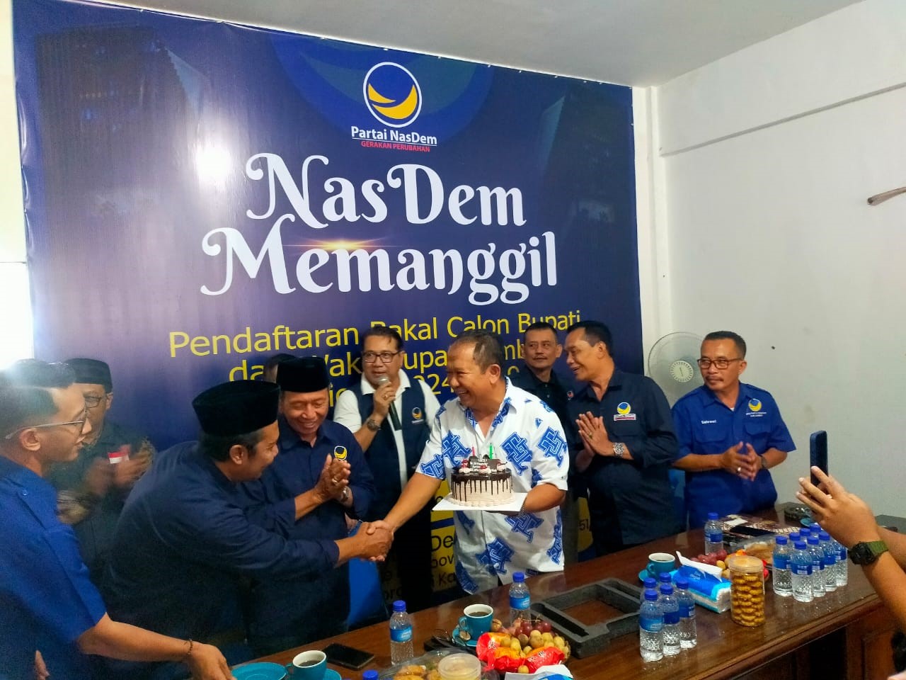 KEMBALIKAN BERKAS SAAT ULANG TAHUN, HENDY BERHARAP DAPAT KADO BERUPA REKOMENDASI NASDEM