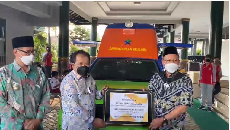 UNTUK MENINGKATKAN BUDAYA LITERASI, PEMKAB JEMBER MENERIMA BANTUAN MOBIL PERPUSTAKAAN KELILING 