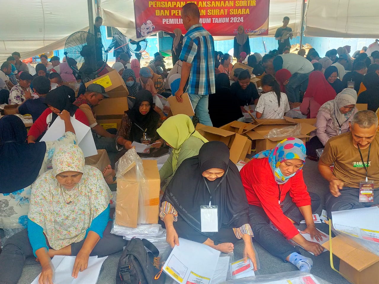 KPU JEMBER AJUKAN PENGGANTIAN 16 RIBU LEMBAR SURAT SUARA KURANG DAN RUSAK