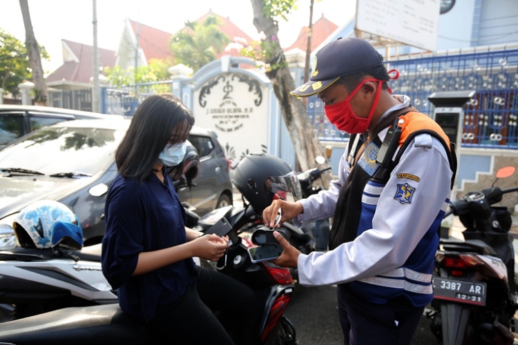 PARKIR BERLANGGANAN DIHAPUS, DISHUB JEMBER BERLAKUKAN KARCIS PARKIR MEMGGUNAKAN QRIS