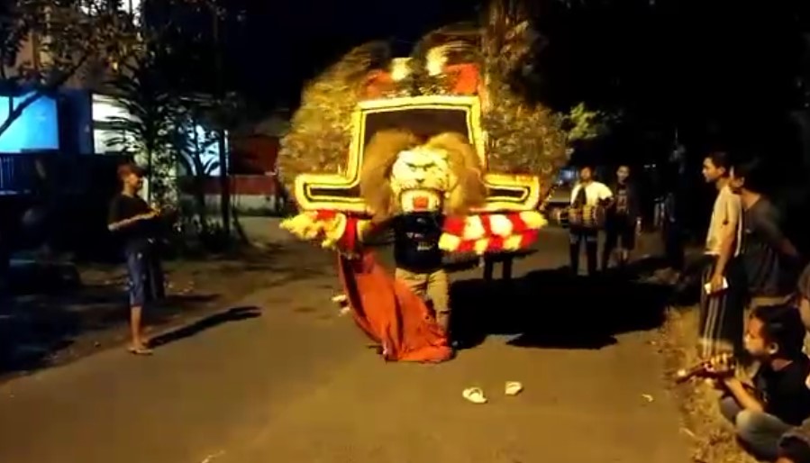 SEKELOMPOK PEMUDA DI PATRANG BANGUNKAN WARGA UNTUK SAHUR DENGAN ATRAKSI REOG