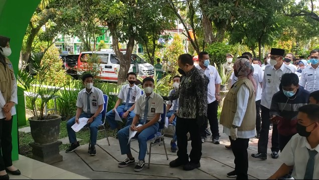 1.000 PELAJAR SMK DI JEMBER MENDAPAT DOSIS PERTAMA VAKSIN COVID-19