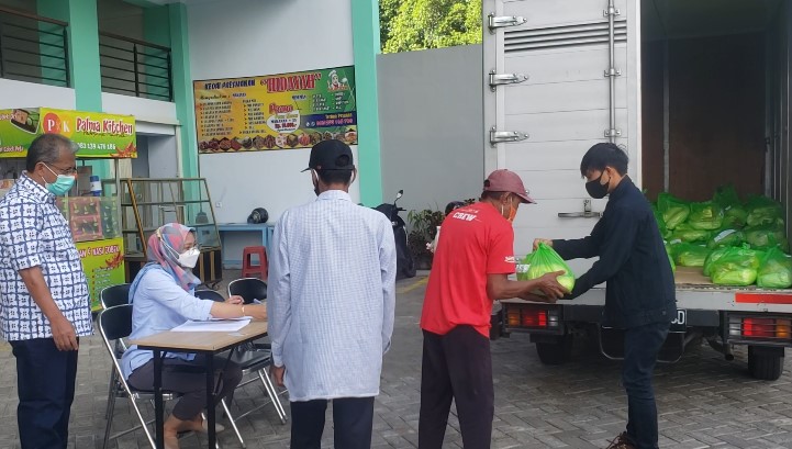 BANTU WARGA TERDAMPAK PANDEMI, MUI JEMBER BERIKAN RATUSAN PAKET SEMBAKO