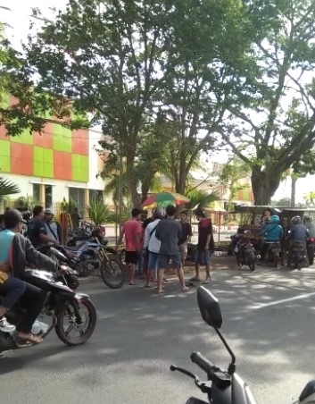 PENCURI KOTAK AMAL MASJID DI PUGER BABAK BELUR DIHAKIMI MASSA