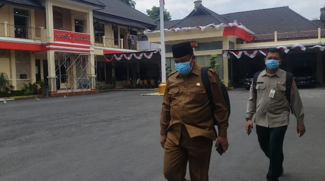 POLISI PERIKSA PEJABAT BPBD JEMBER TERKAIT DUGAAN PENYALAHGUNAAN ANGGARAN PEMAKAMAN COVID-19