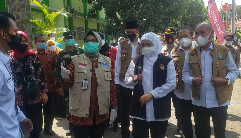 TINJAU VAKSINASI TINGKAT PELAJAR DI JEMBER, GUBERNUR JATIM MINTA PRIORITASKAN SISWA KELAS 12